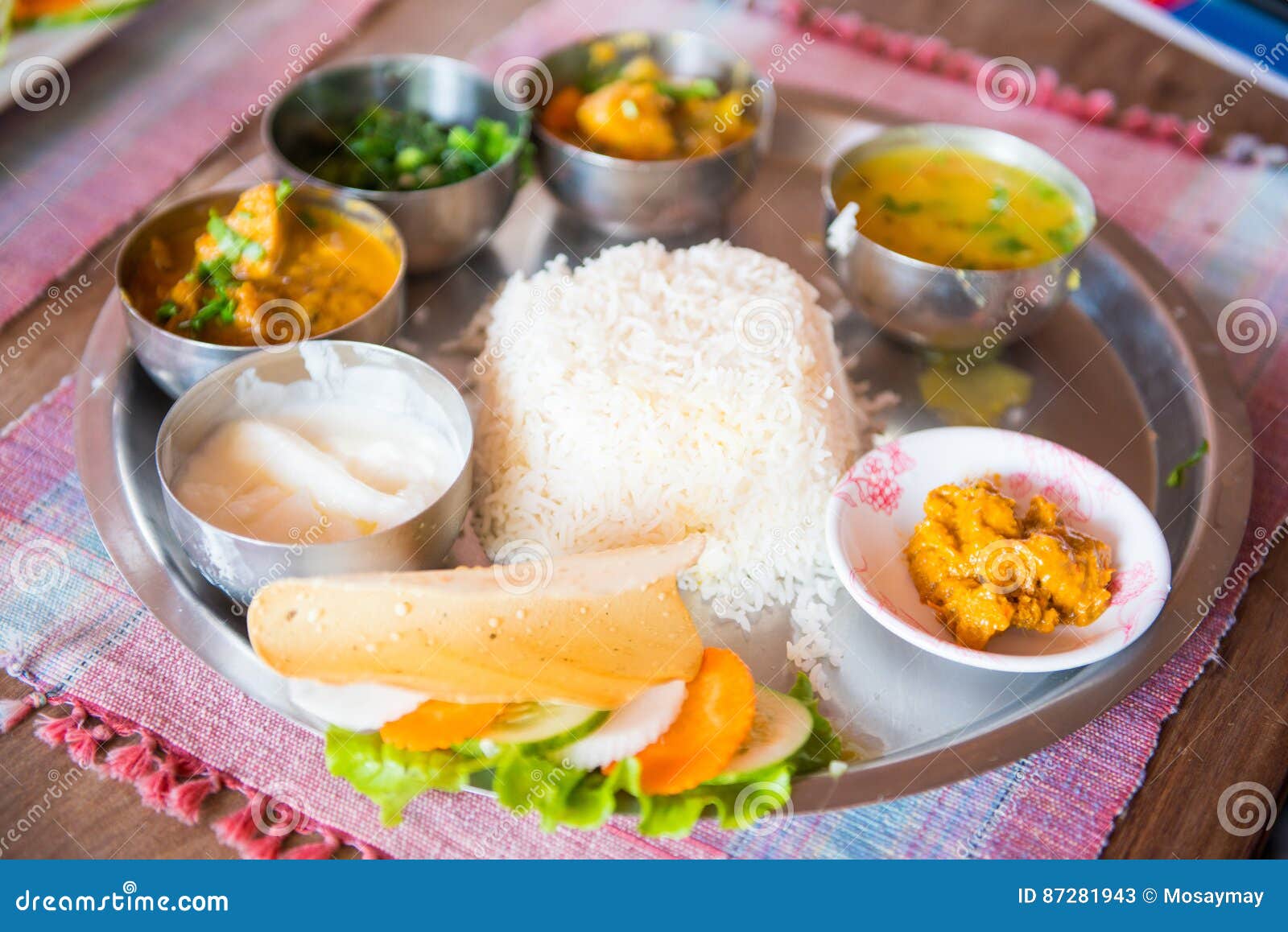 Nepal - 23 De Diciembre De 2016:: Comida Local De La Receta De Dal Bhat De  Nepal Imagen de archivo - Imagen de sopa, receta: 87281943