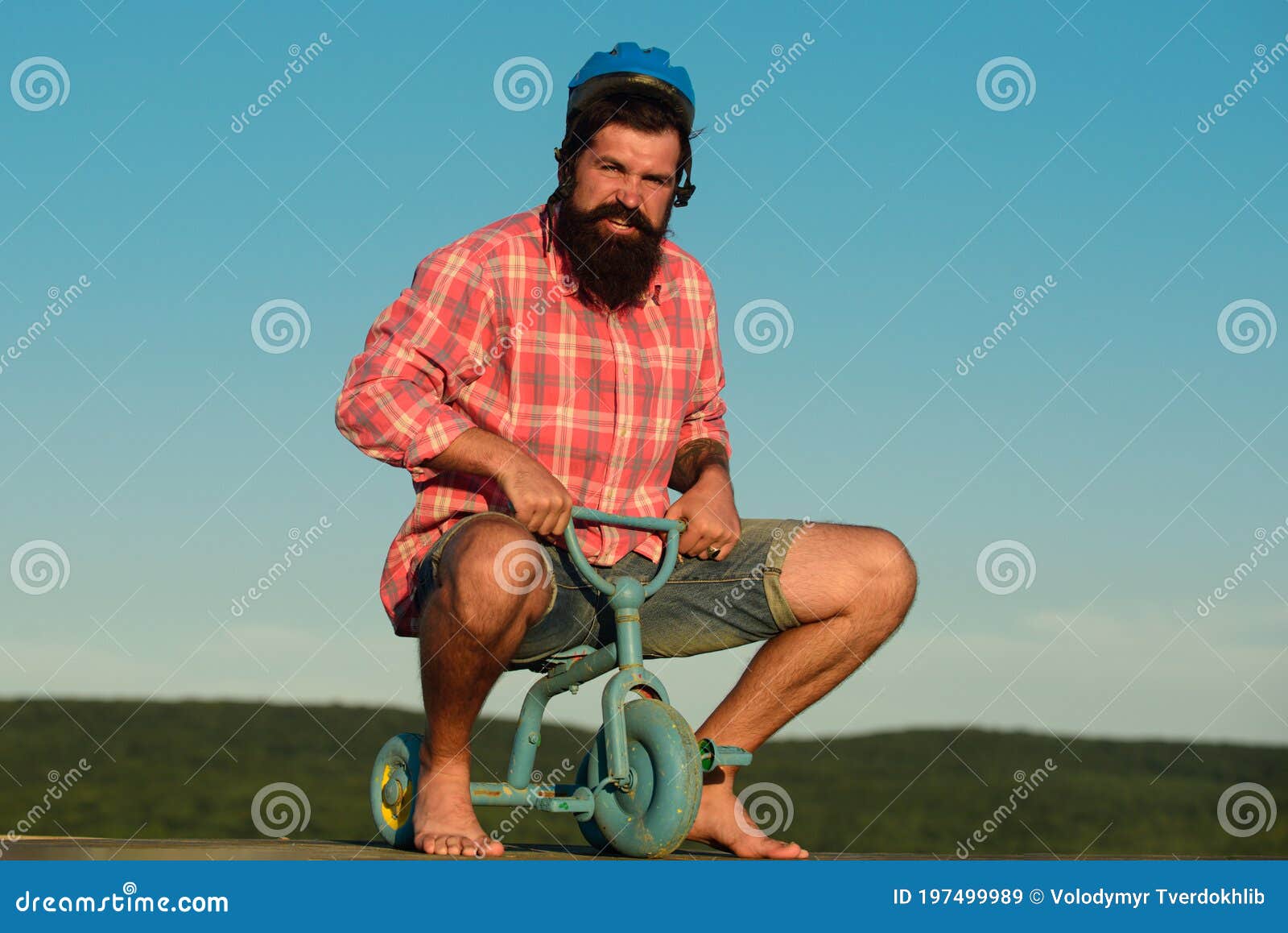 Hombre Adulto Nerdy Andar En Bicicleta Pequeña Aislado En Blanco Fotos,  retratos, imágenes y fotografía de archivo libres de derecho. Image 34564652