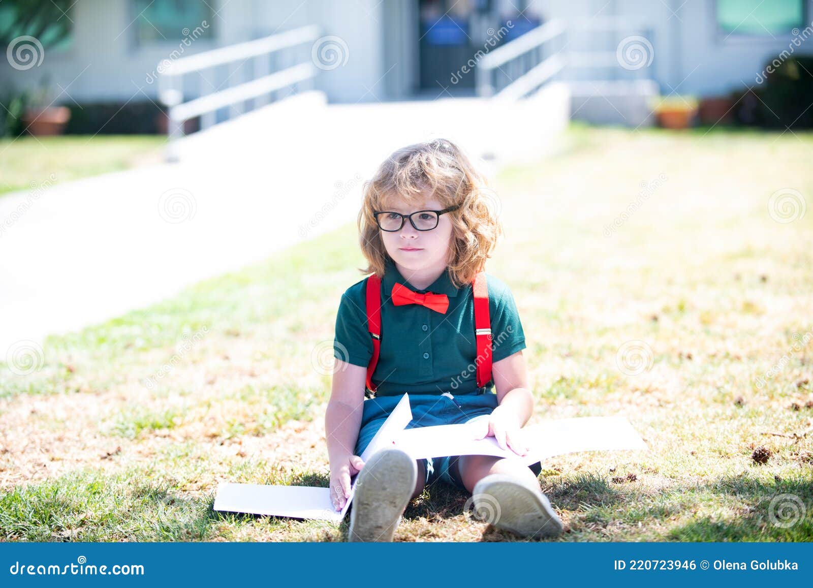 Nerf Dans Les Lunettes. Smart Kid Faire Des Devoirs Avec Livre. Curieux  élève Lecture. éducation. Photo stock - Image du septembre, littérature:  220723946