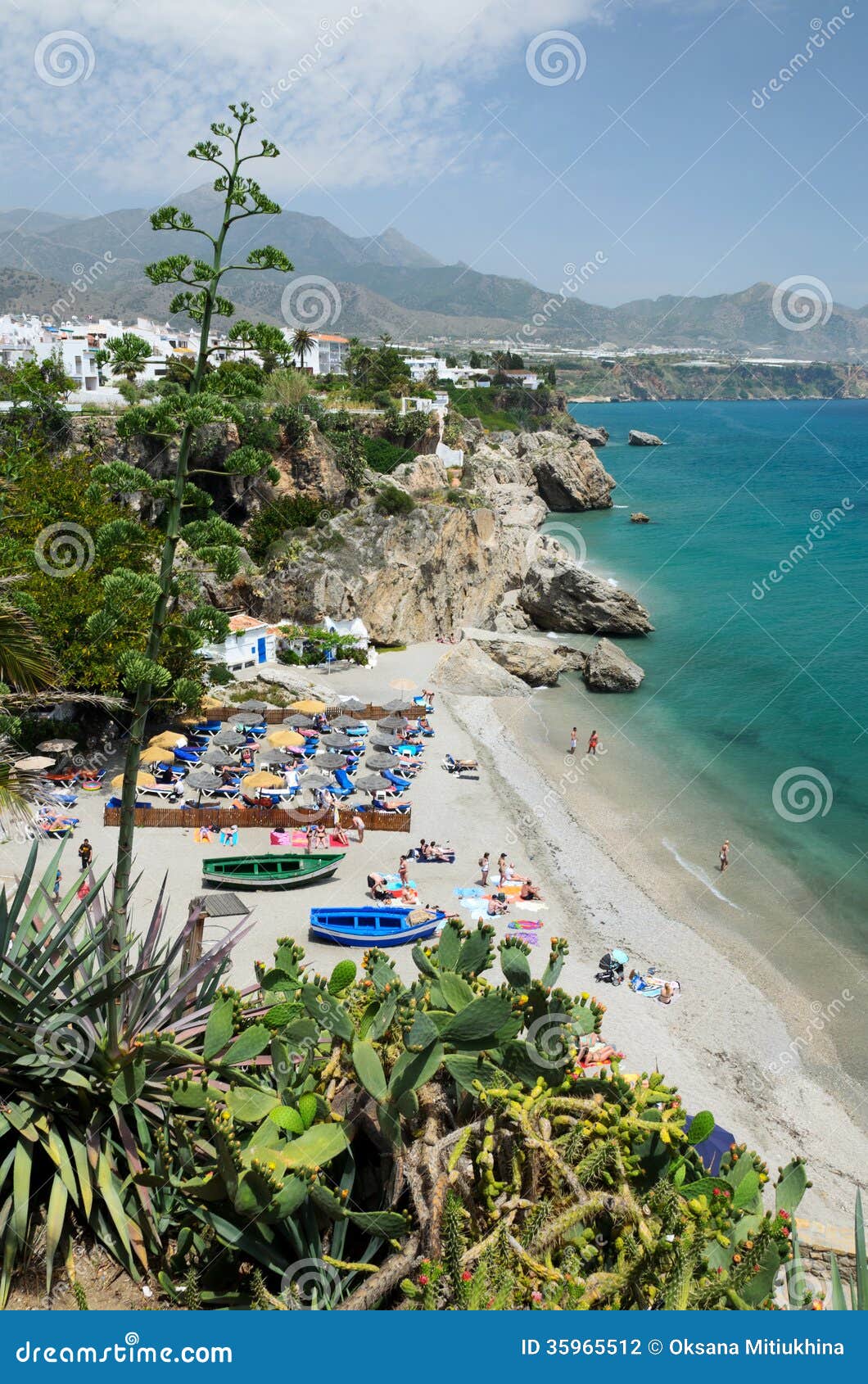 Nerja på Costa del Sol i vår. Nerja är en kommun på Costa del Sol i sydliga Spanien. Det finns mysiga fjärder, 16 kilometer av sandiga stränder, det klara tysta havet, moderna hotell och semesterorter.