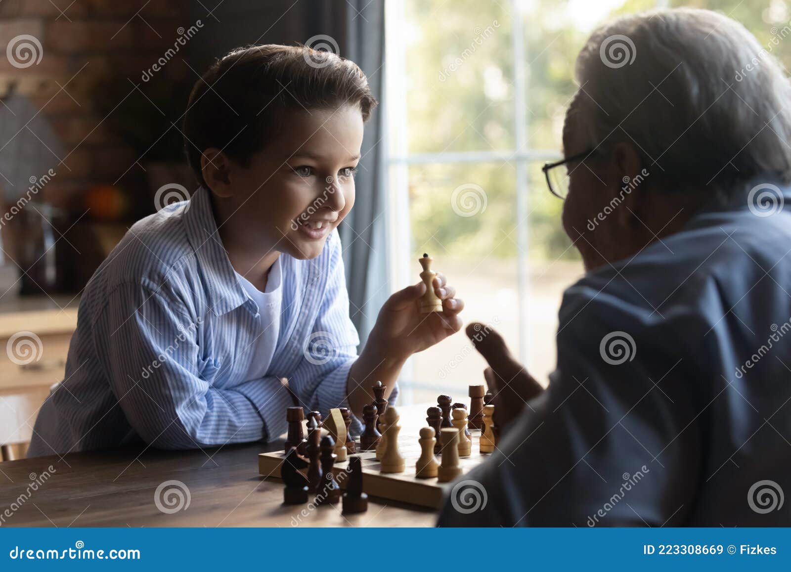 Vovô Sênior Focado Jogando Xadrez No Tabuleiro De Lazer Sozinho Na