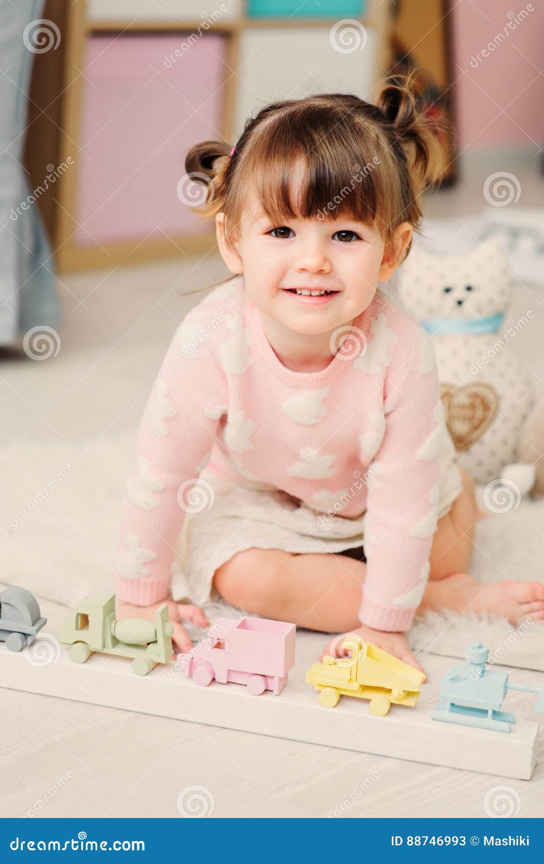 Nette Gluckliche 2 Jahre Alte Baby Die Zu Hause Mit Spielwaren Spielen Stockbild Bild Von Spielwaren Spielen