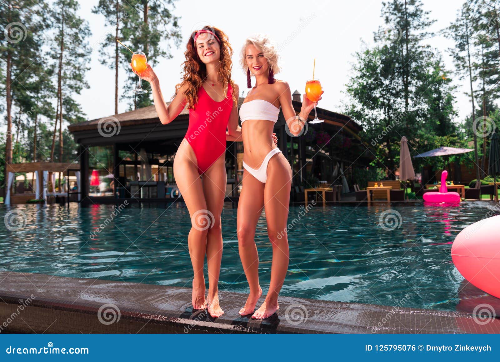 Junge Brasilianerin Und Ihr Freund Entspannen Sich Am Pool