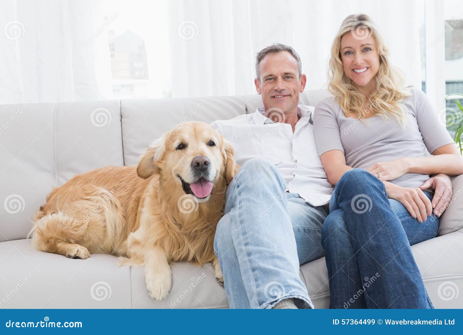Nette Paare, Die Sich Zusammen Auf Der Couch Mit Ihrem Hund Entspannen