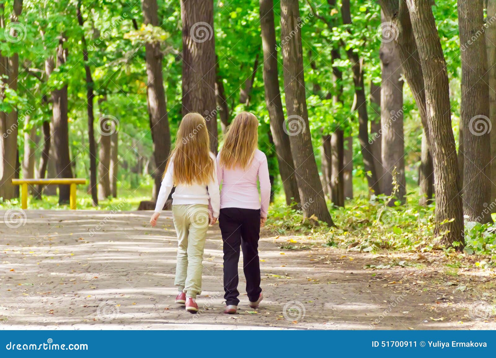 Ж м лето. Девочка гуляет в парке. Две девочки в парке. Две девочки гуляют в парке. Две девушки гуляют в парке.