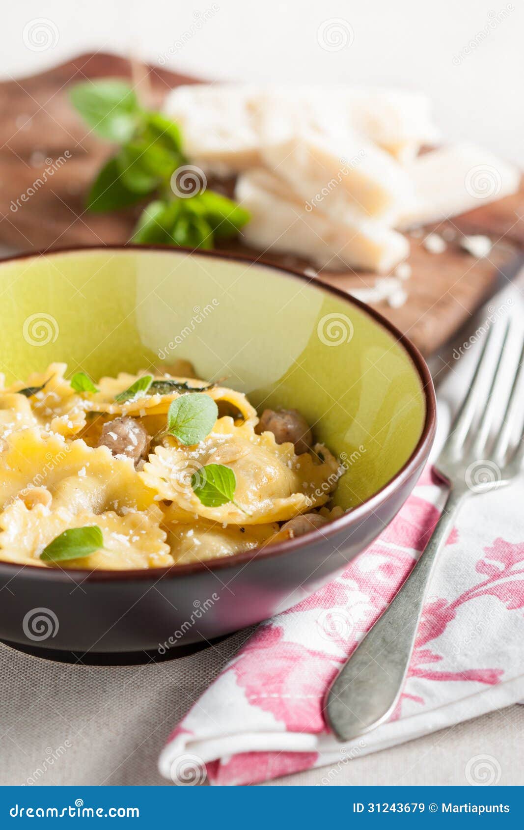 Netter Fleischravioliteller Essfertig Stockbild - Bild von käse ... Netter Fleischravioliteller Essfertig Stockbild - Bild von käse ...