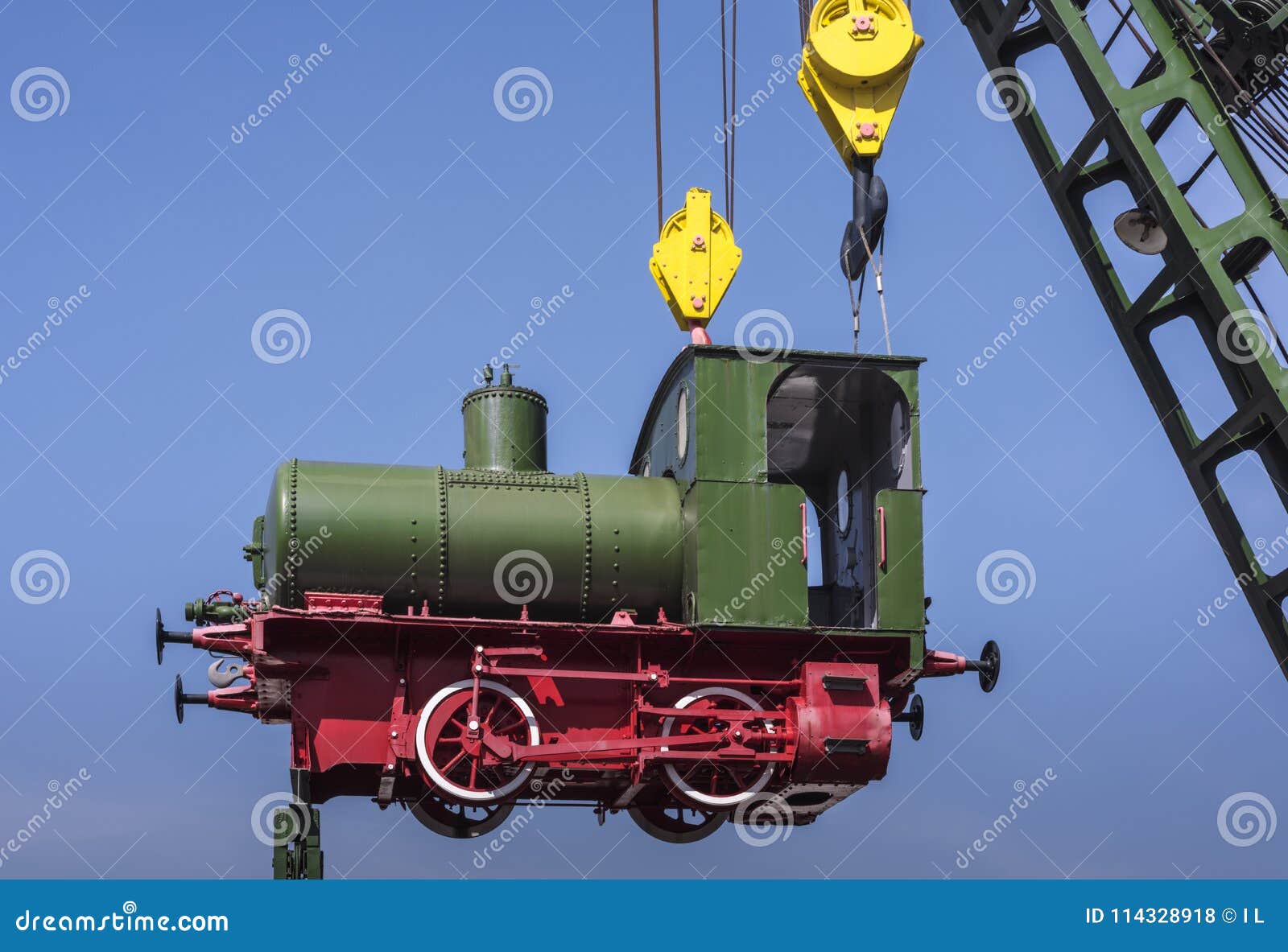 Netter Kleiner Gruner Nostalgischer Dampfzug Der In Der Luft Auf Einem Kran Lkw Einem Blauen Skye Und Einem Kopienraum Deutsch Stockfoto Bild Von Netter Luft