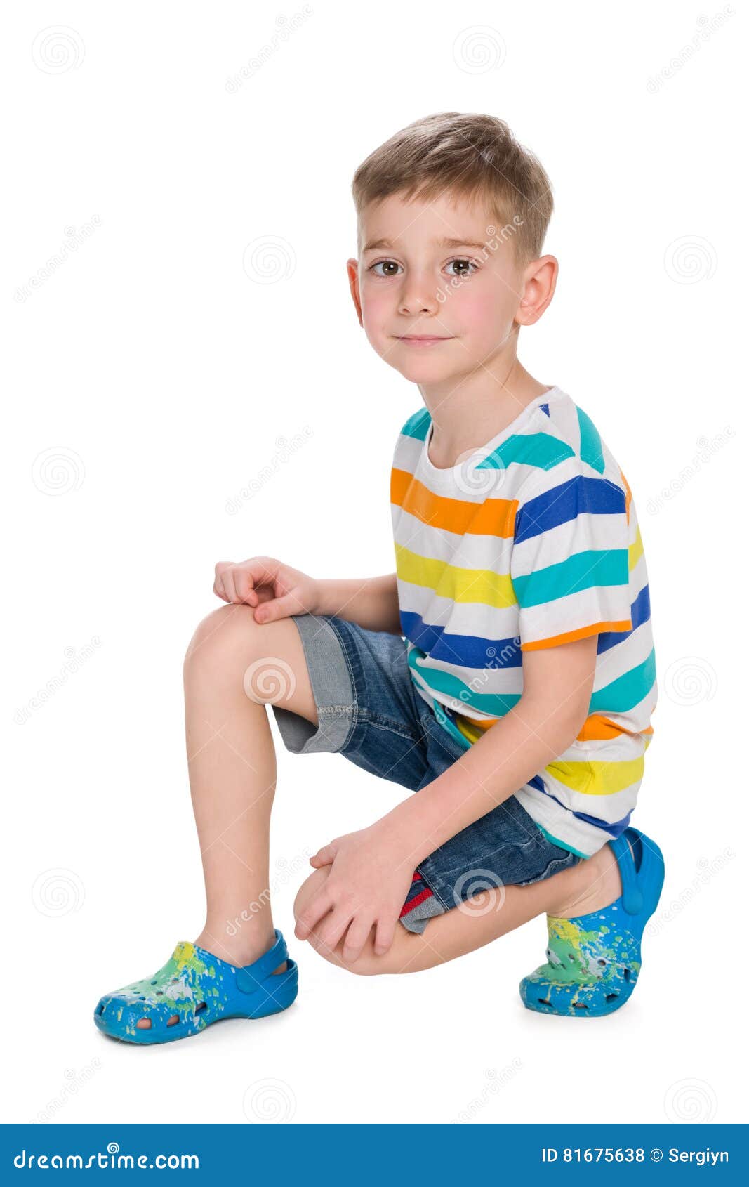 netter kleiner junge sitzt stockfoto bild von europ isch netter kleiner junge sitzt stockfoto bild von europ isch