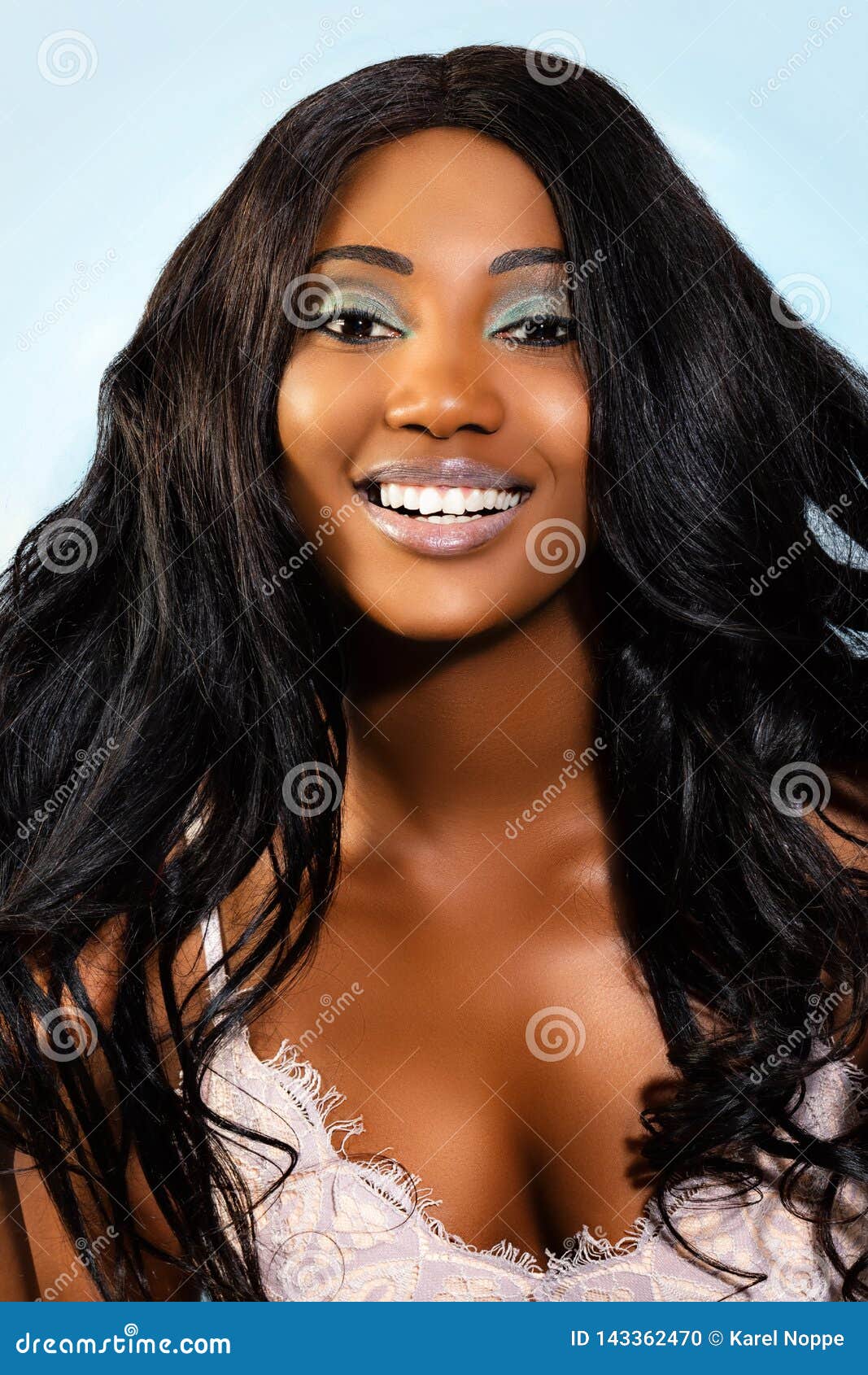 Nettes Afrikanisches Madchen Mit Dem Langen Gelockten Schwarzen Haar Stockfoto Bild Von Nettes Afrikanisches