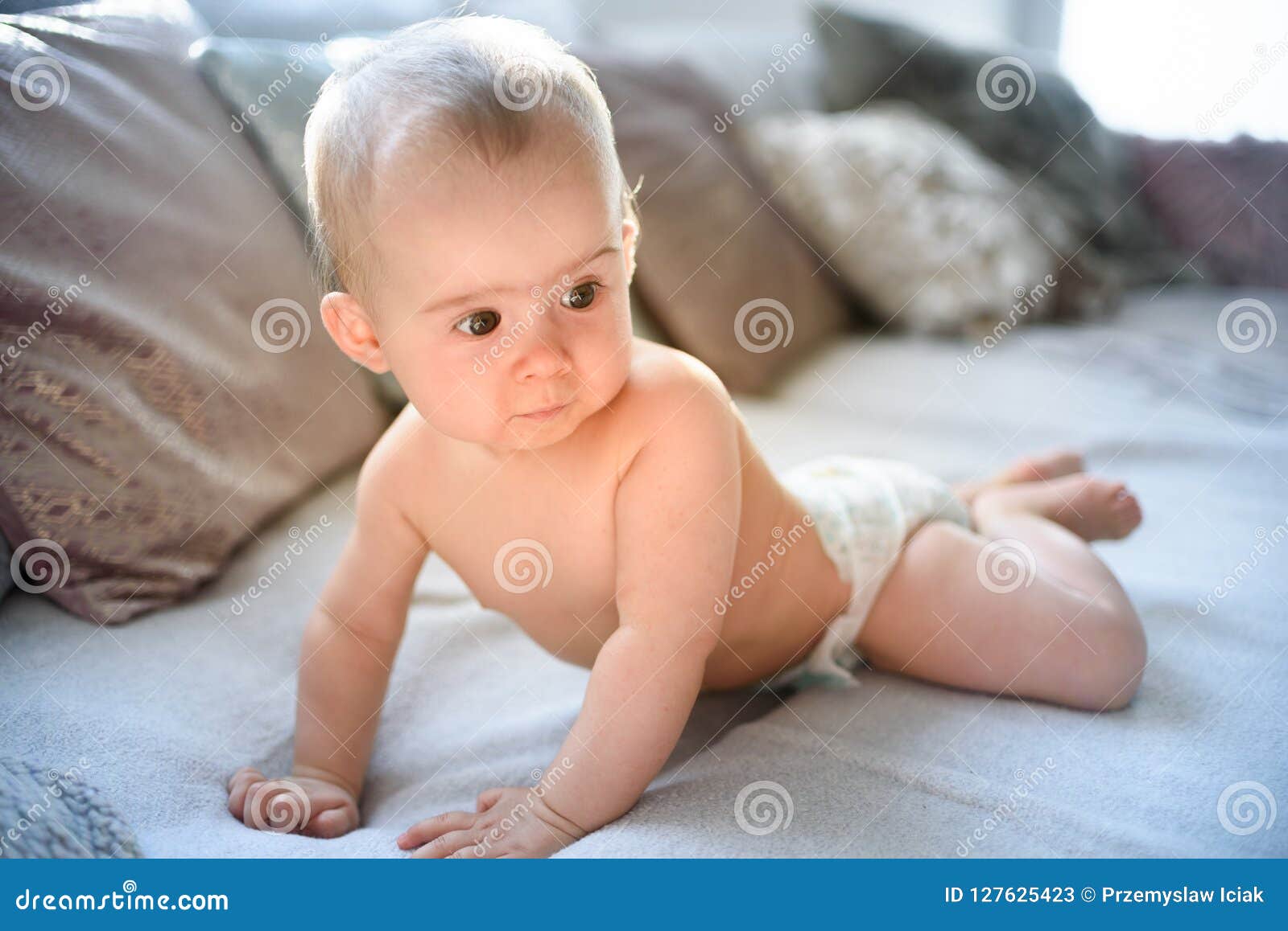 Nettes Baby Auf Bauch Auf Couch In Der Windel Stockbild Bild Von Bauch Couch 127625423