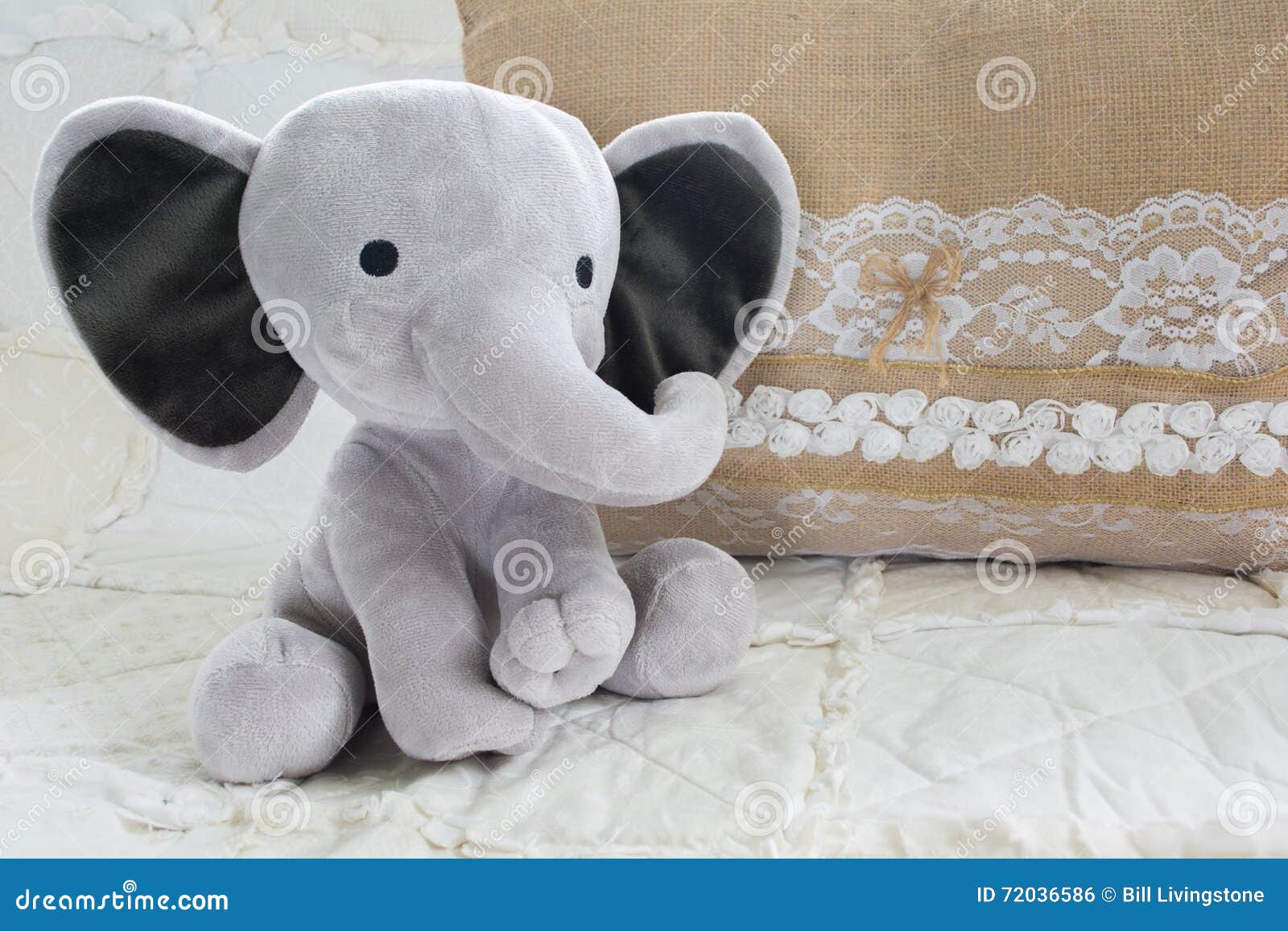 Nettes Baby-Elefant-Plüschtier Auf Weißer Steppdecke Mit Leinwand Stockfoto  - Bild von freund, spielzeug: 72036586