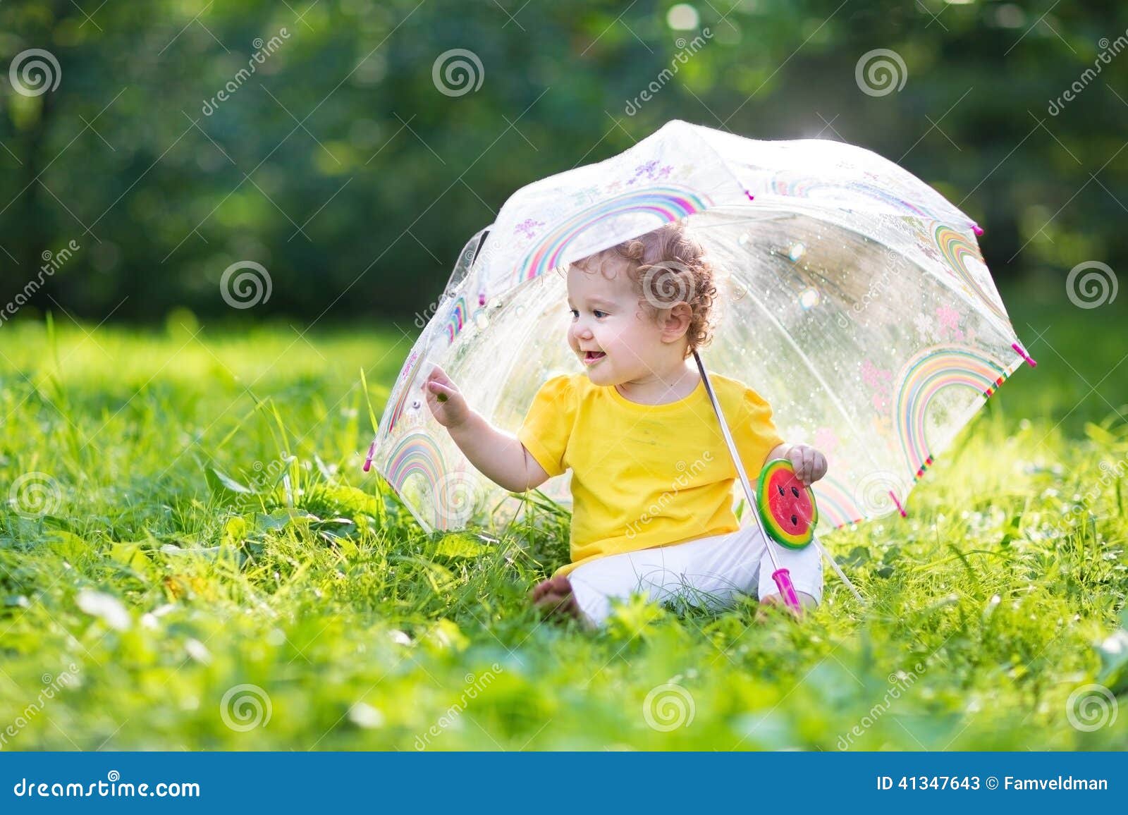 Nettes Kleines Baby Im Garten Unter Einem Regenschirm