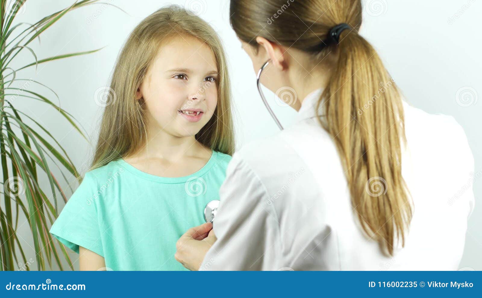Hübsches junges Mädchen besuchte ihren Arzt
