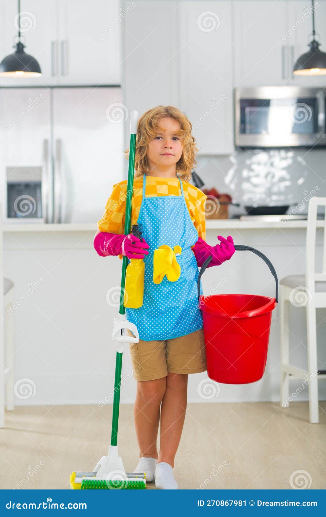 Nettoyage à La Maison. Utilisation Pour Enfants Duster Et Gants