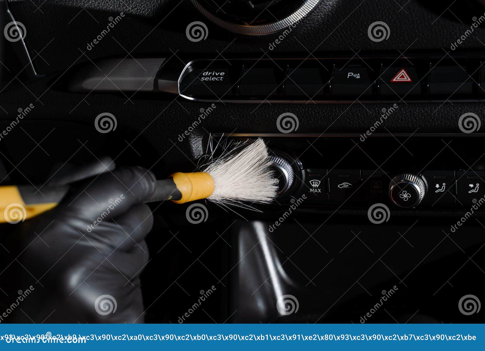 Nettoyage à Sec Avec Brosse De Tableau De Bord En Voiture. Service De  Détail Automatique. Nettoyage Des éléments Individuels En Cu Photo stock -  Image du vapeur, balai: 259376516