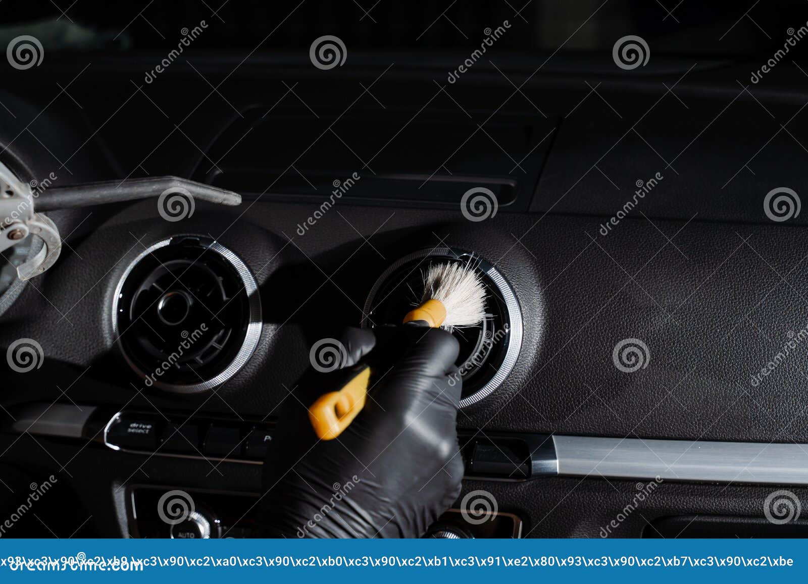 Nettoyage Avec Air Et Brosse Du Système De Climatisation Dans La Voiture.  Ouvrier Dans La Détail Des éléments De Nettoyage Du Serv Photo stock -  Image du germes, gant: 259376384