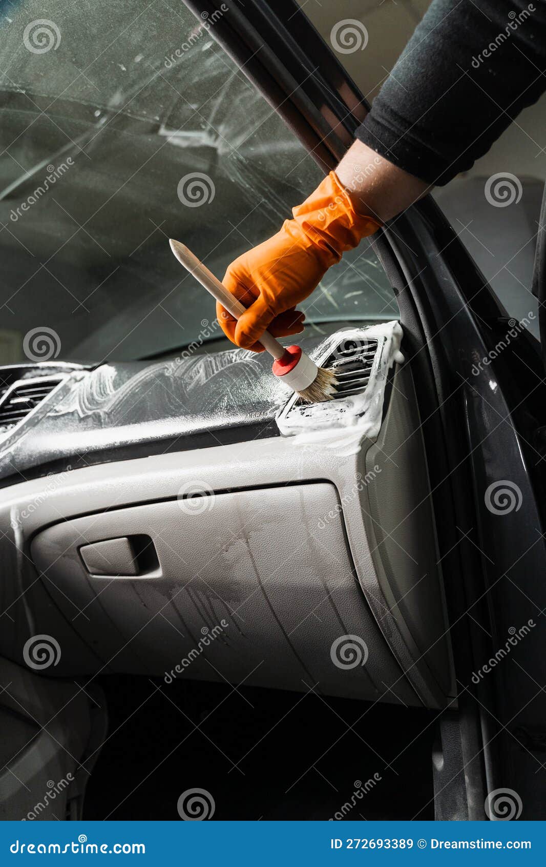 Nettoyage Avec Air Et Brosse Du Système De Climatisation Dans La Voiture.  Ouvrier Dans La Détail Des éléments De Nettoyage Du Serv Image stock -  Image du conception, fermer: 272693389