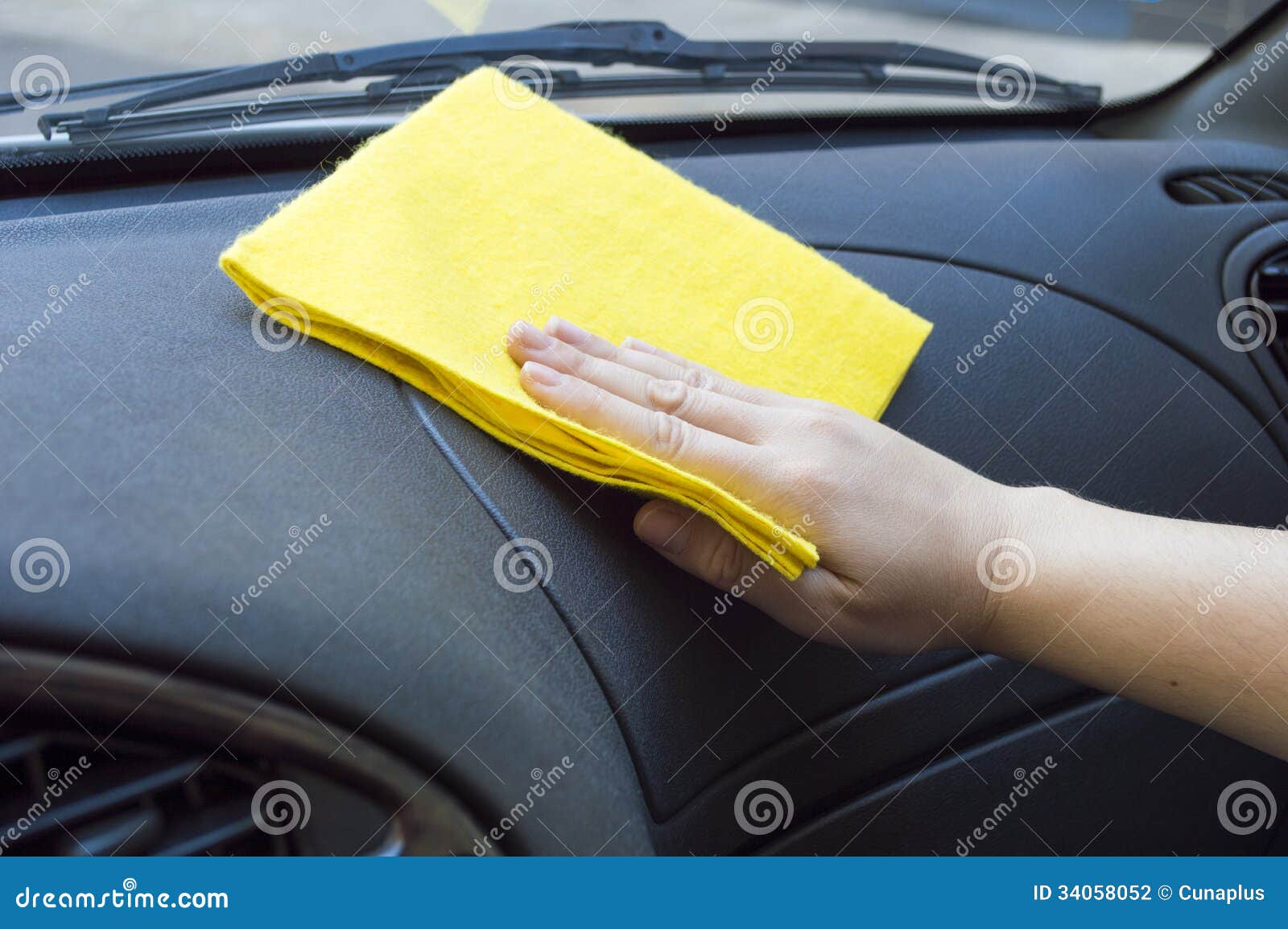 Nettoyage de l'intérieur de voiture. Équipez nettoyer l'intérieur de voiture avec le tissu jaune