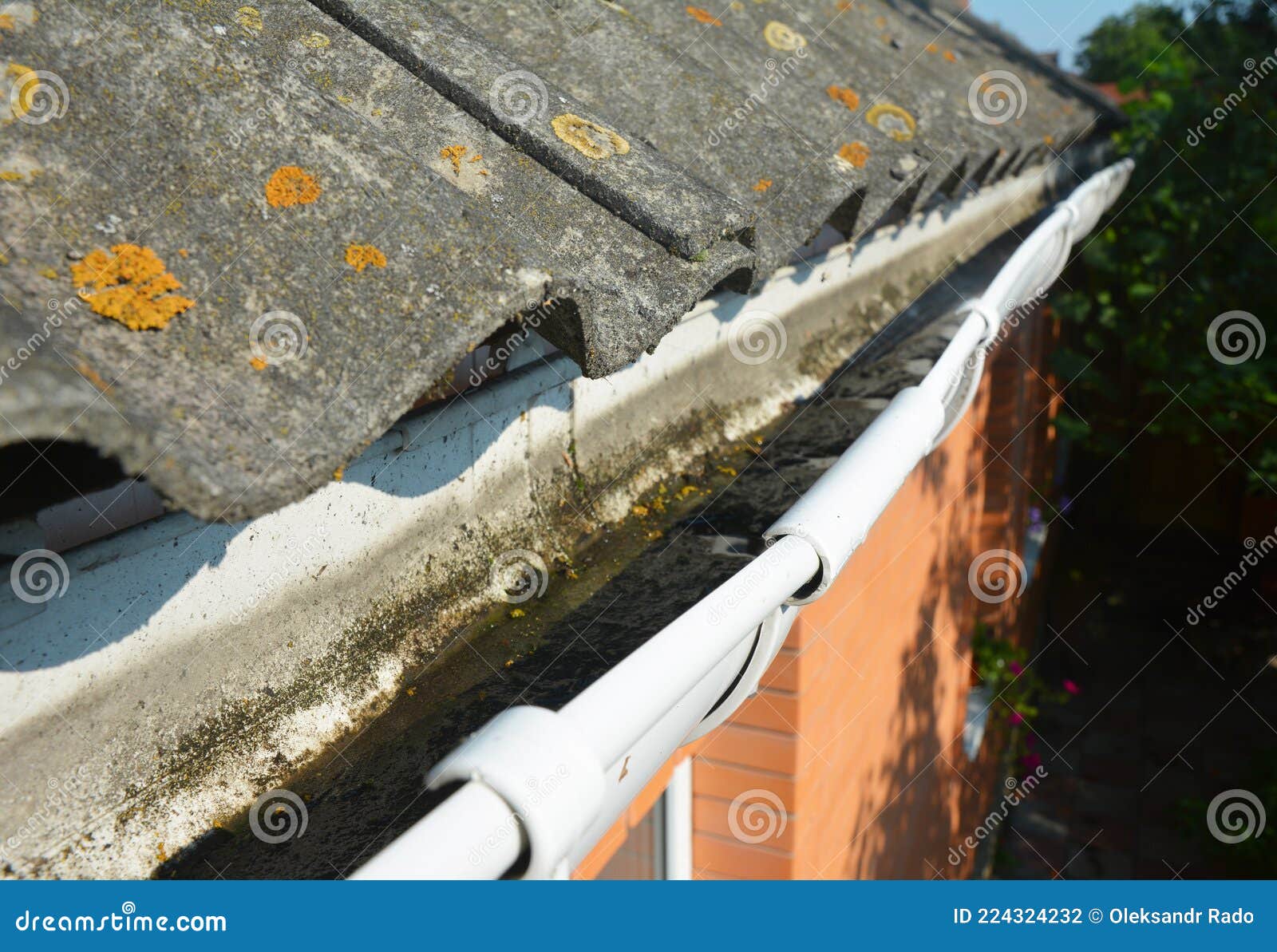 Nettoyage De La Toiture. Un Closeudo D'une Gouttière De Pluie Sale Qui a  Besoin D'être Nettoyée Avec De La Saleté Et Des Débris at Photo stock -  Image du tuyau, canalisation: 224324232