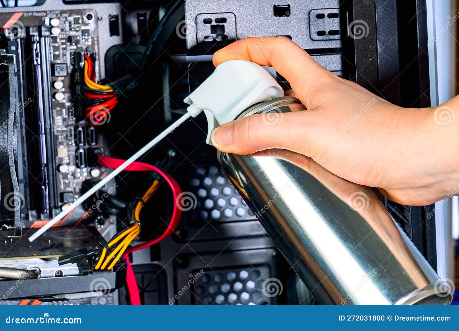 nettoyer l'unité centrale d'un ordinateur de bureau de la poussière à  l'aide d'un aspirateur. 19865417 Photo de stock chez Vecteezy