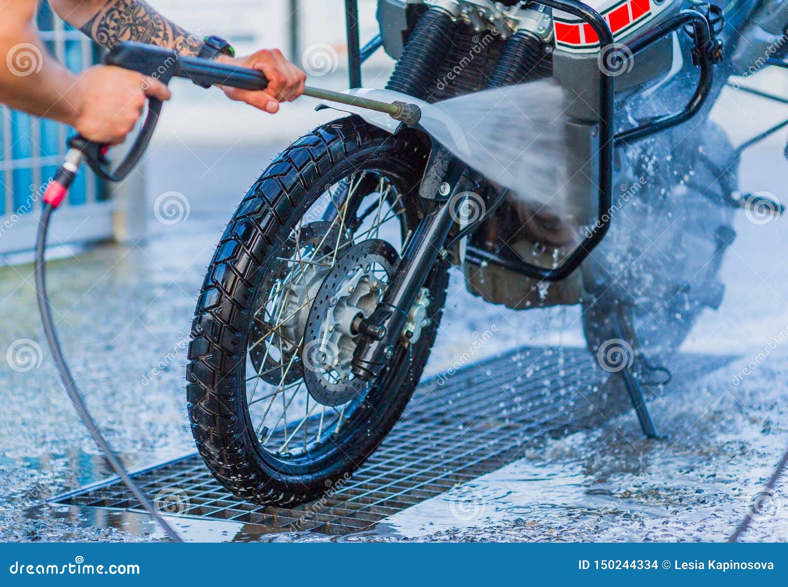 Nettoyage De Vélo De Moto De Station De Lavage De Moto Grand Avec  L'injection De Mousse Photo stock - Image du détail, danger: 150244334