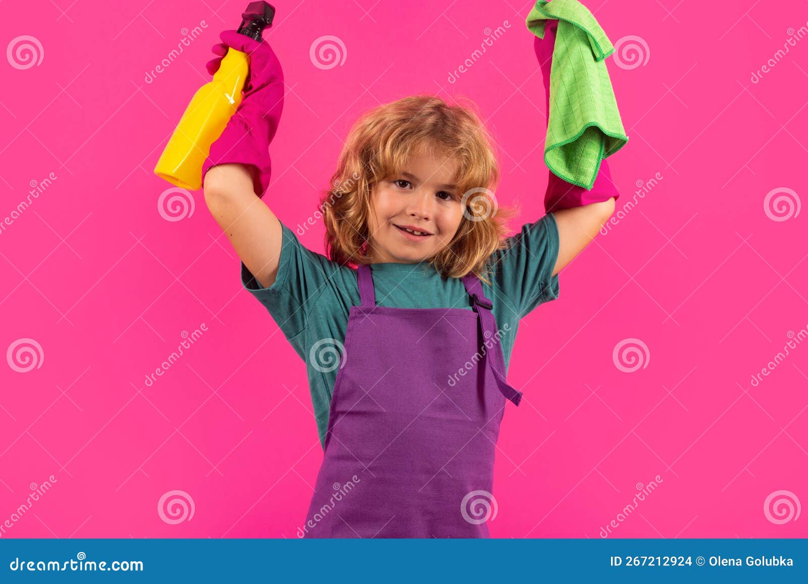 Nettoyage Des Enfants à La Maison. Enfant Faire Du Ménage S'amuser.  Portrait D'une Femme De Ménage Avec Une Flûte Humide Image stock - Image du  cuisine, activité: 269063757