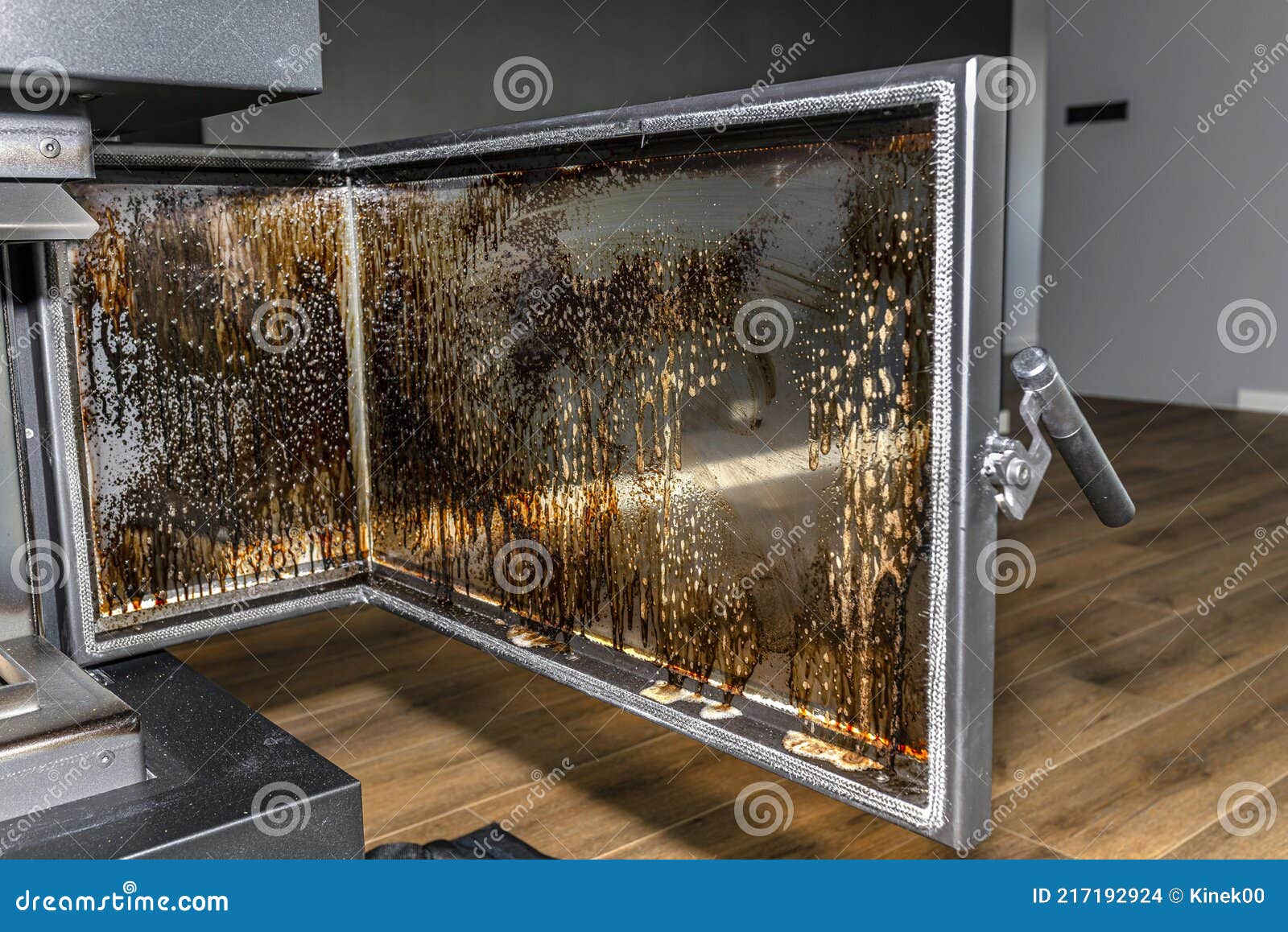 Nettoyage Du Verre D'angle De La Suie Dans Une Cheminée Moderne Avec Une  Chambre De Combustion Fermée Debout Dans Le Salon Peint B Photo stock -  Image du vide, fireside: 217192924