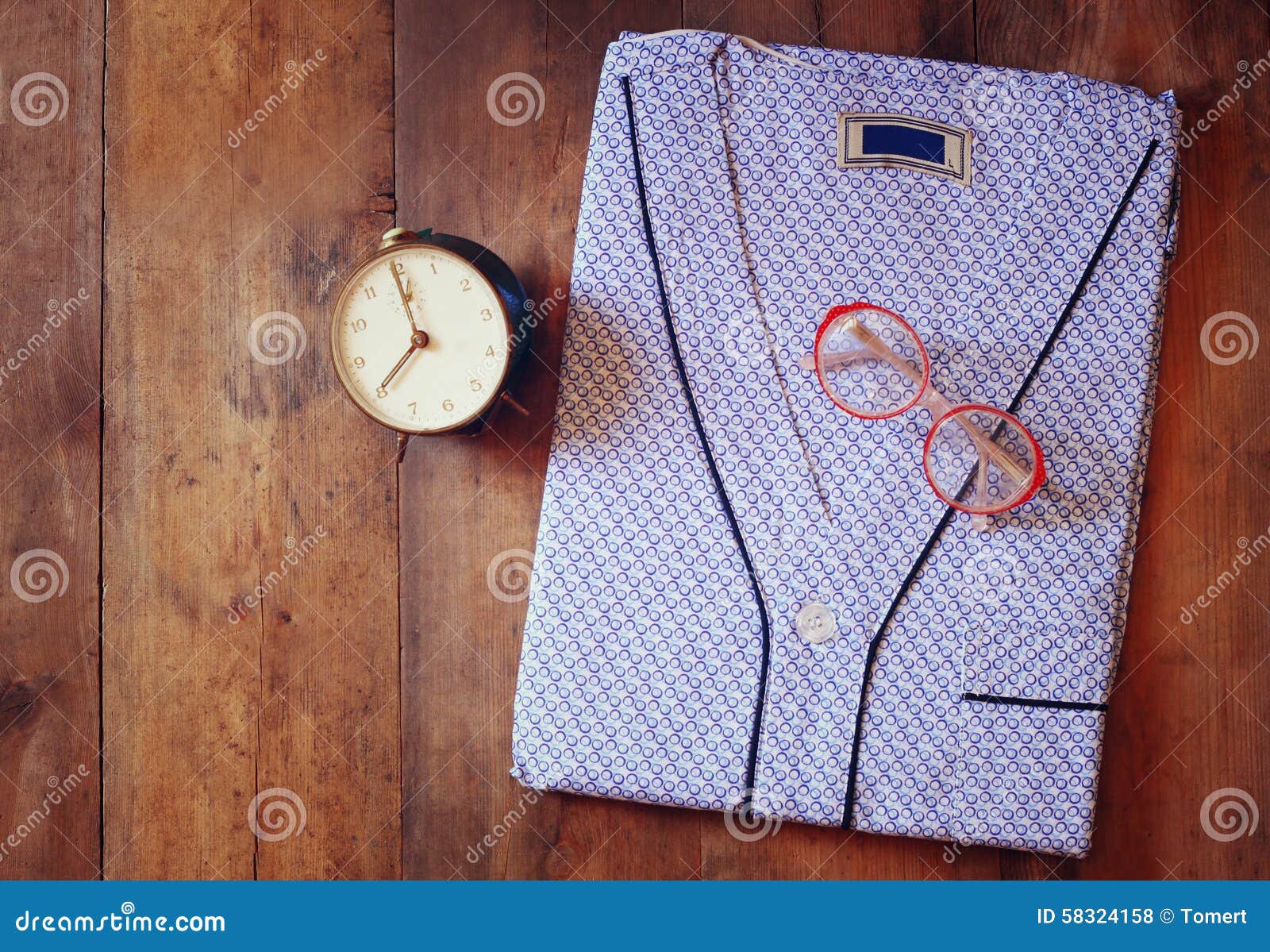 Nettoyez Le Pyjama De L homme Pli L horloge De Vintage Et Les