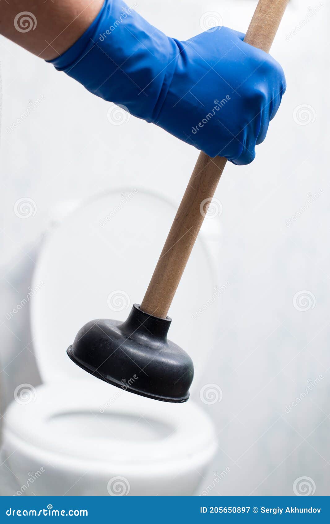 Nettoyez Les Toilettes. En Utilisant La Ventouse. Toilette Gêné Image stock  - Image du encrassé, bleu: 205650897