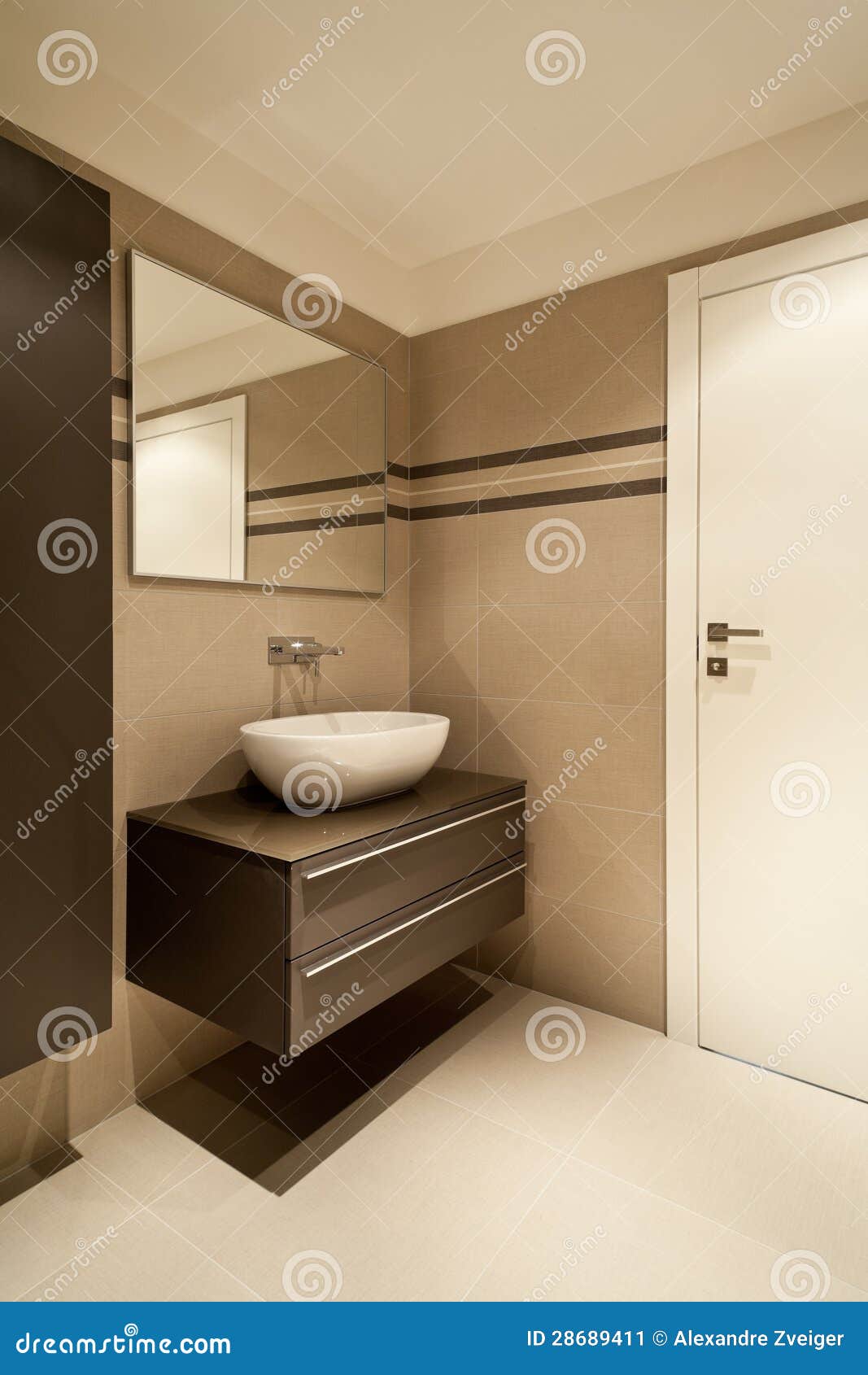 Neue Wohnung, Badezimmer stockbild. Bild von tiled, wand - 28689411