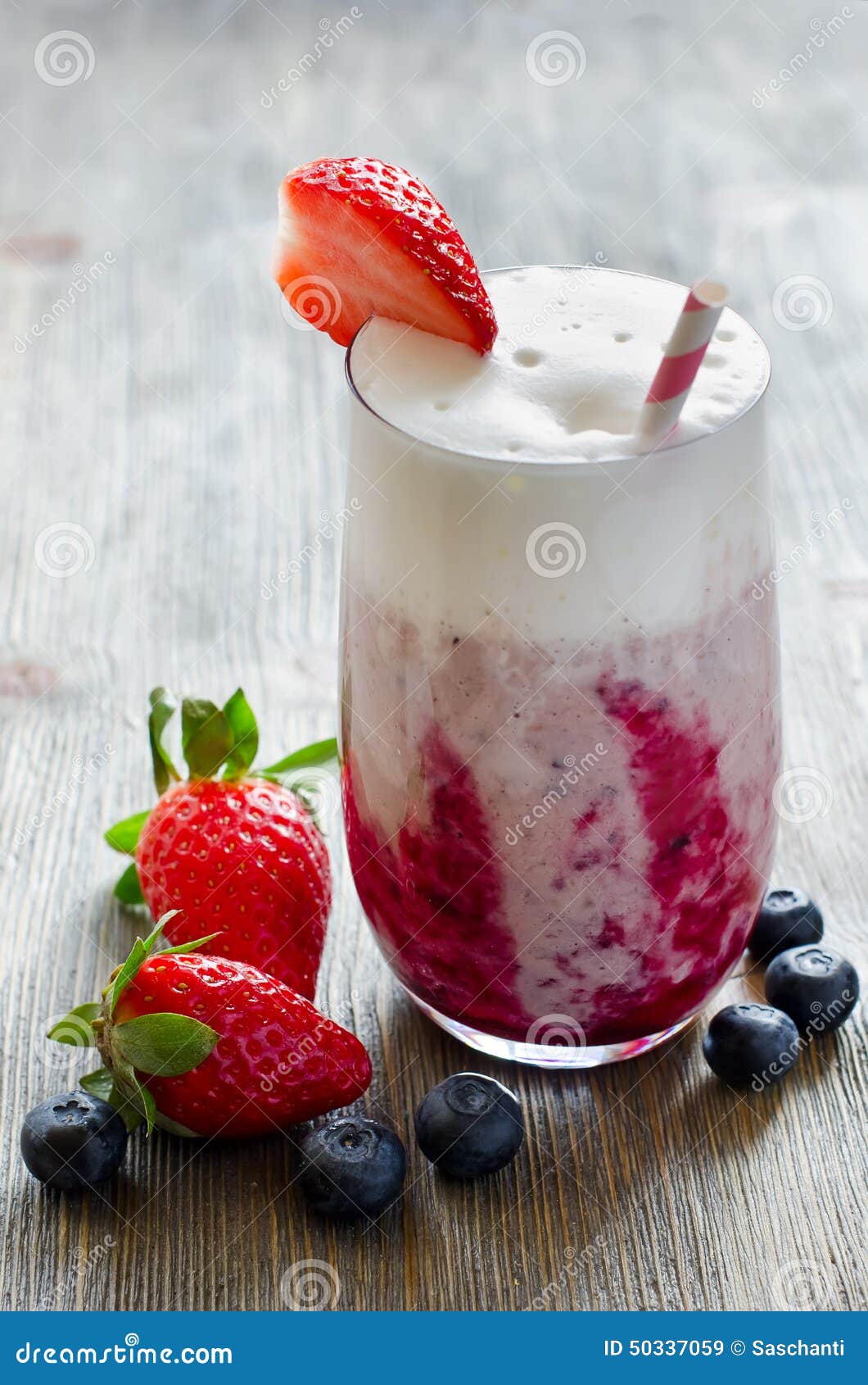 Neuer Milchshake Mit Sirup Und Beeren in Den Glas Stockbild - Bild von ...