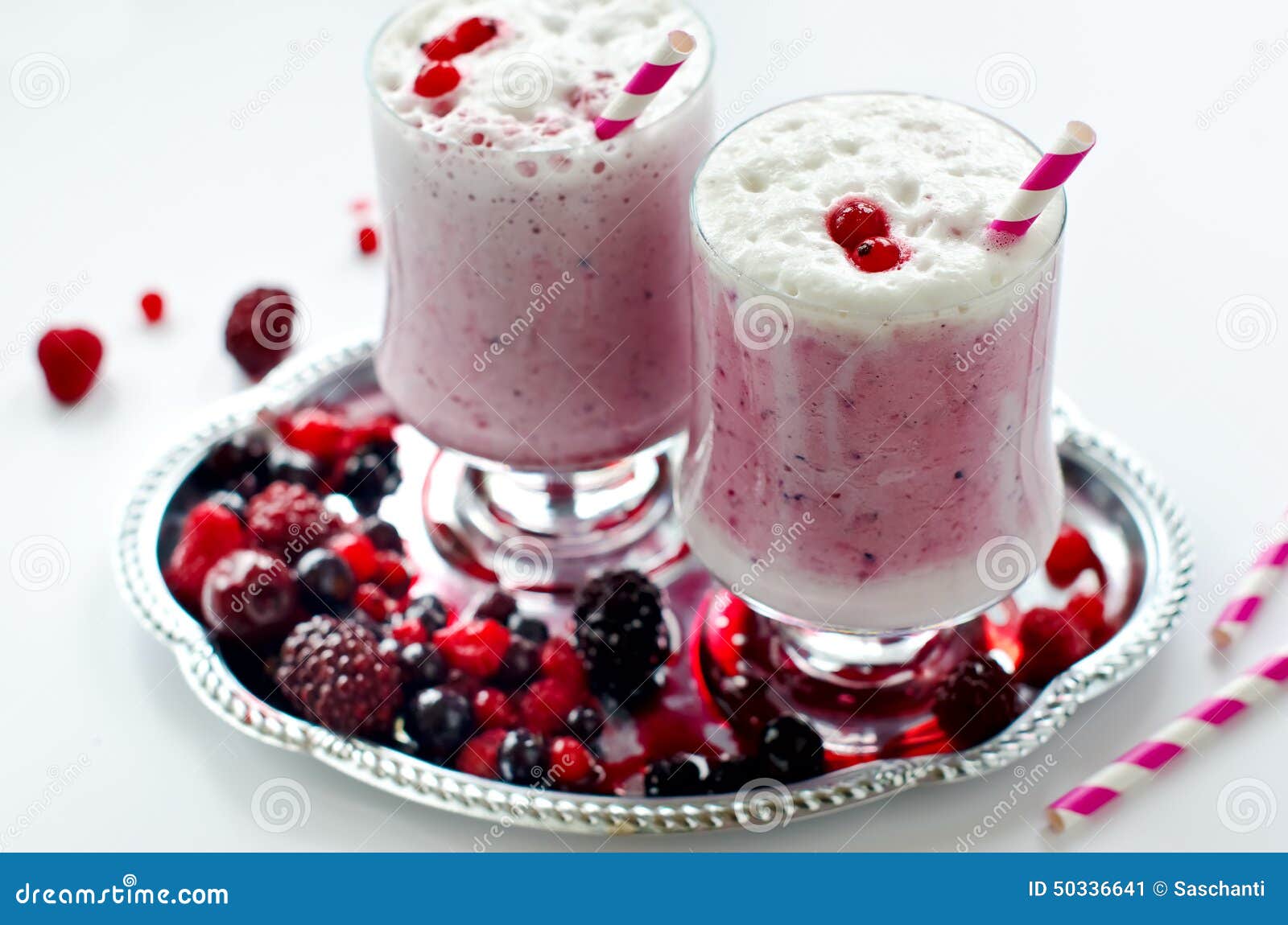 Neuer Milchshake Mit Sirup Und Gefrorenen Beeren in Den Glas Stockbild ...