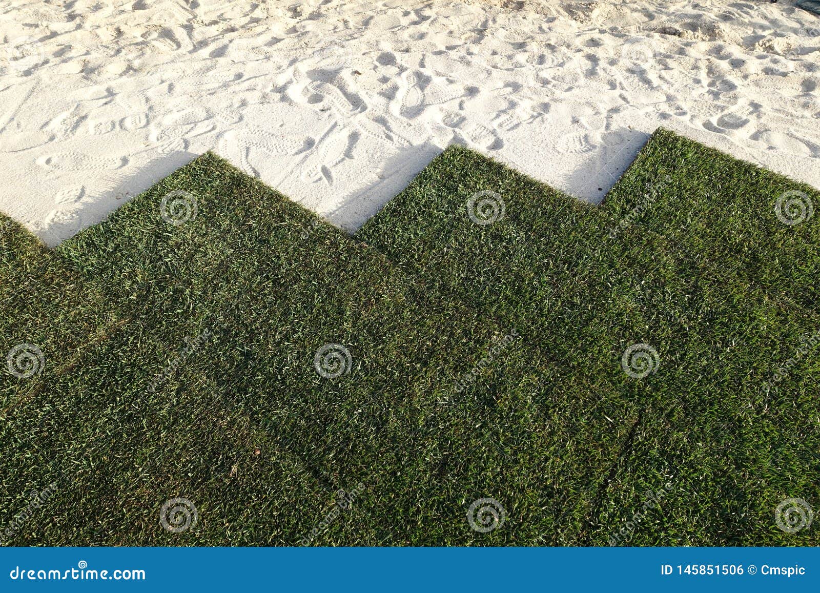 Neuer Rasen Mit Rollen Des Rasens Stockfoto Bild von teppich, gras