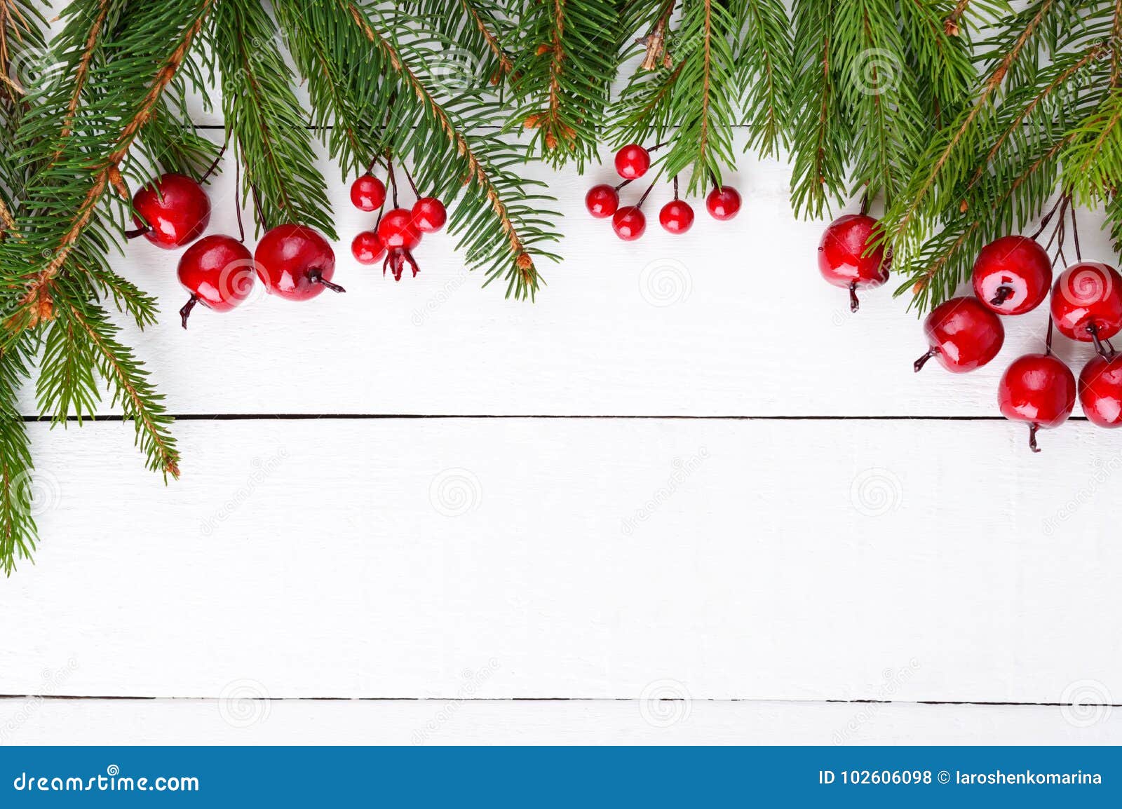 Neues Jahr ` s, Weihnachtsmotiv Grüne Tannenzweige, dekorative Beeren auf weißem hölzernem Hintergrund Feierlicher Hintergrund Freier Raum für Aufschriften, Anmerkungen