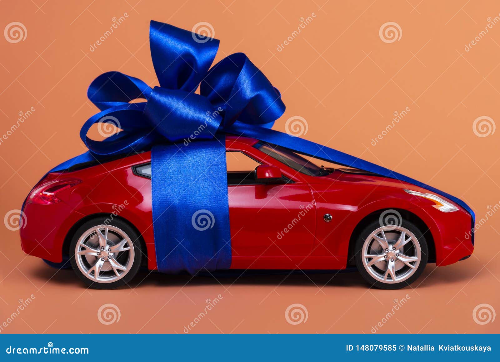 Neues Rotes Auto Mit Einem Blauen Bogen Als Geschenk Auf Einem