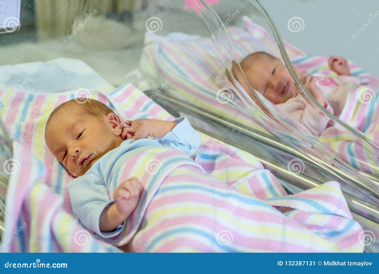 Neugeborene Zwillinge Junge Und Madchen Im Krankenhaus Unter Decken Stockbild Bild Von Kindheit Decke 132387131