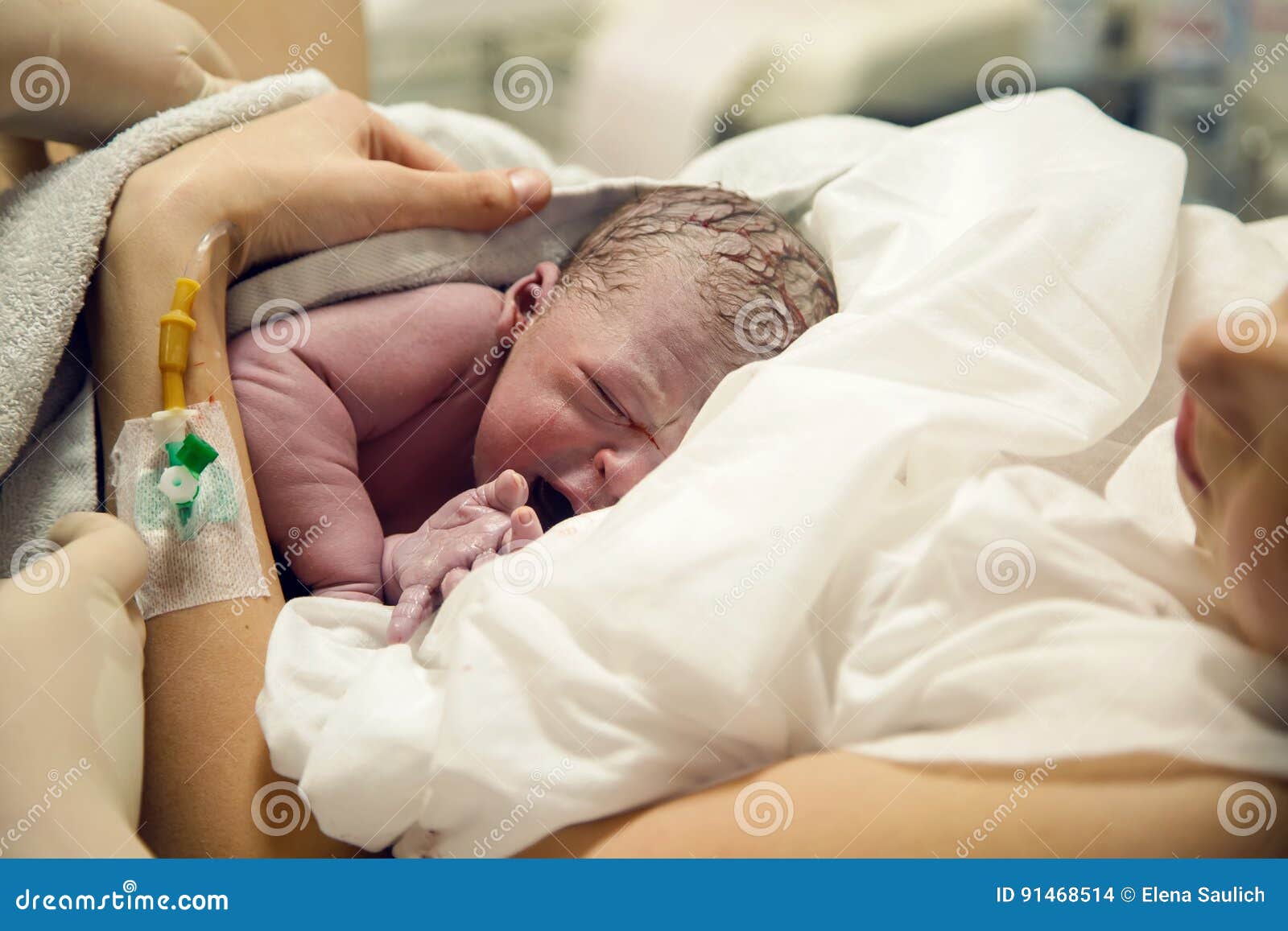 Neugeborenes Baby Nach Geburt Stockfoto Bild Von Baby Geburt