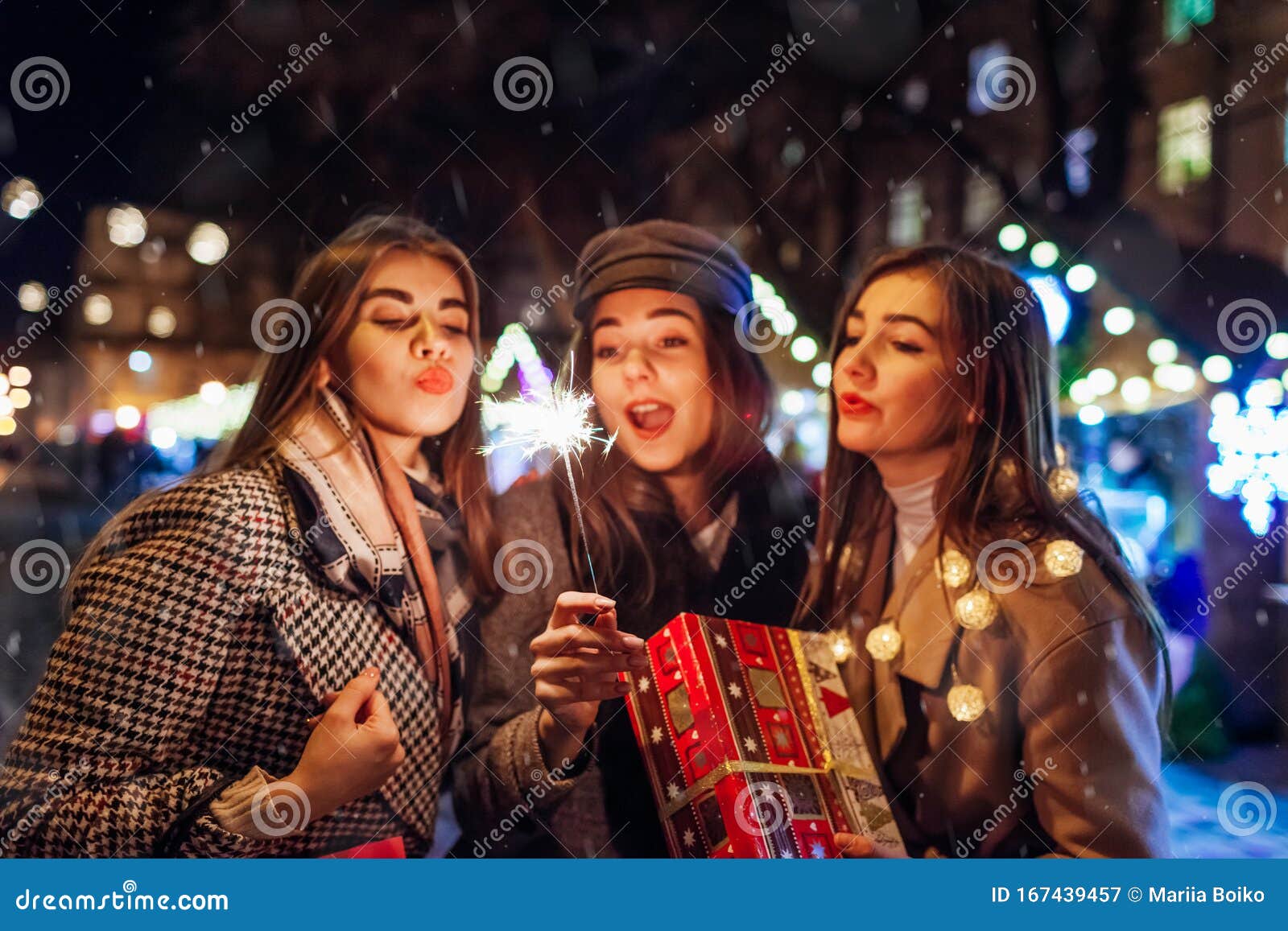 Neujahrskonzept Freundinnen, die in Lwiw auf der Messe Sparkler verbrennen und sich über Geschenke amüsieren Feiertage. Neujahrskonzept Freundinnen, die in Lwiw auf der Messe Sparkler verbrennen und sich über Geschenke amüsieren Mädchen feiern Winterurlaub