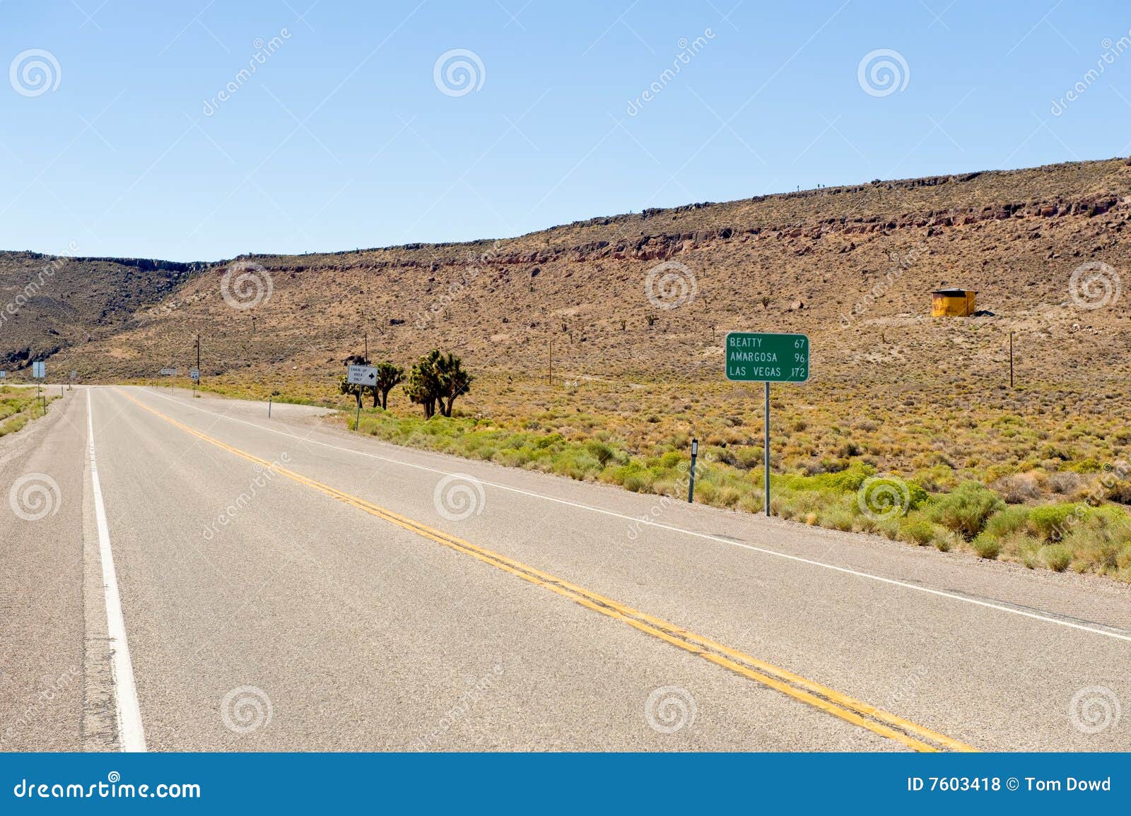 Nevada-Datenbahn. Ein Hintergrund mit einer Ansicht einer Datenbahn nahe Goldfield Nevada Wüste nahe Tonopah in USA.