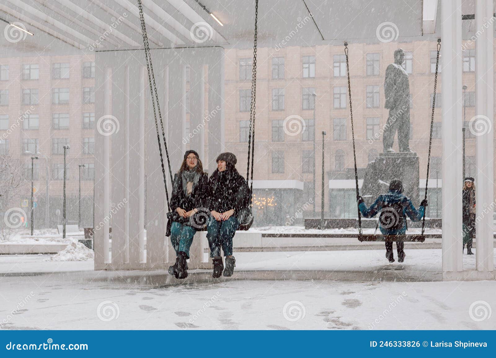 Nevada Moscú. Gente Feliz Oscilando En Columpios Colgantes De Estación De Metro Mayakovskaya Foto - Imagen de snowbank, rojo: 246333826