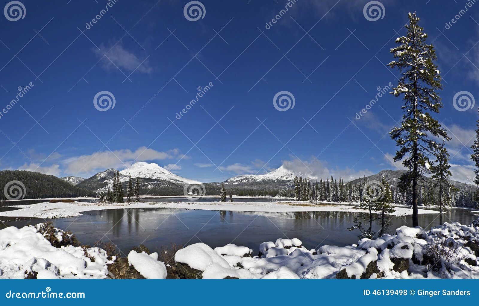Neve di inverno a panorama del cielo blu del lago sparks. Panorama della neve di inverno sotto i cieli blu nel lago sulla strada principale dei laghi cascade, Oregon sparks