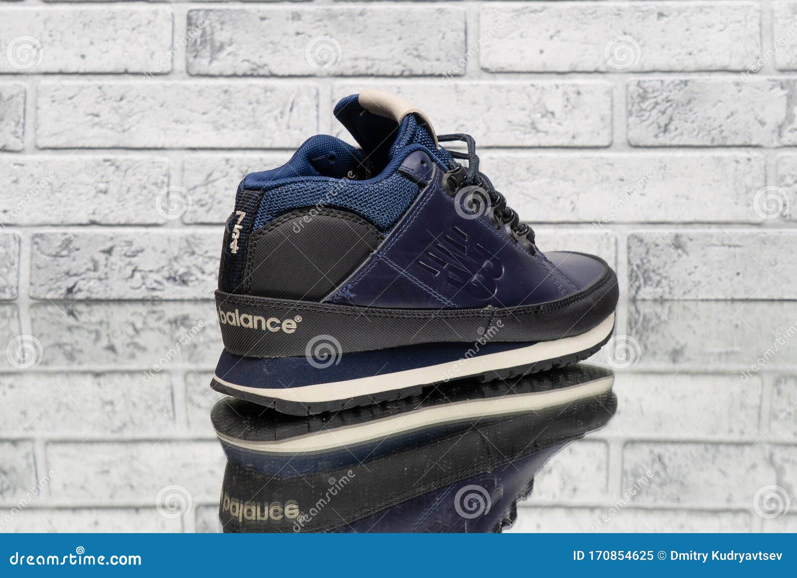 rechtbank Beeldhouwer Boost New Balance 754 Fur Leather Dark Navy Sneakers. Editorial Image - Image of  brick, balenciaga: 170854625