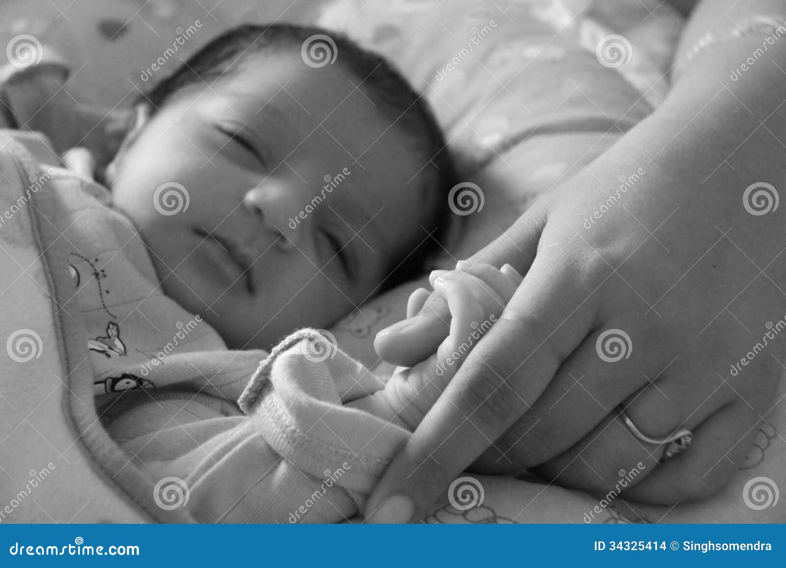 new bond of baby and mother; bonding and holding for first time