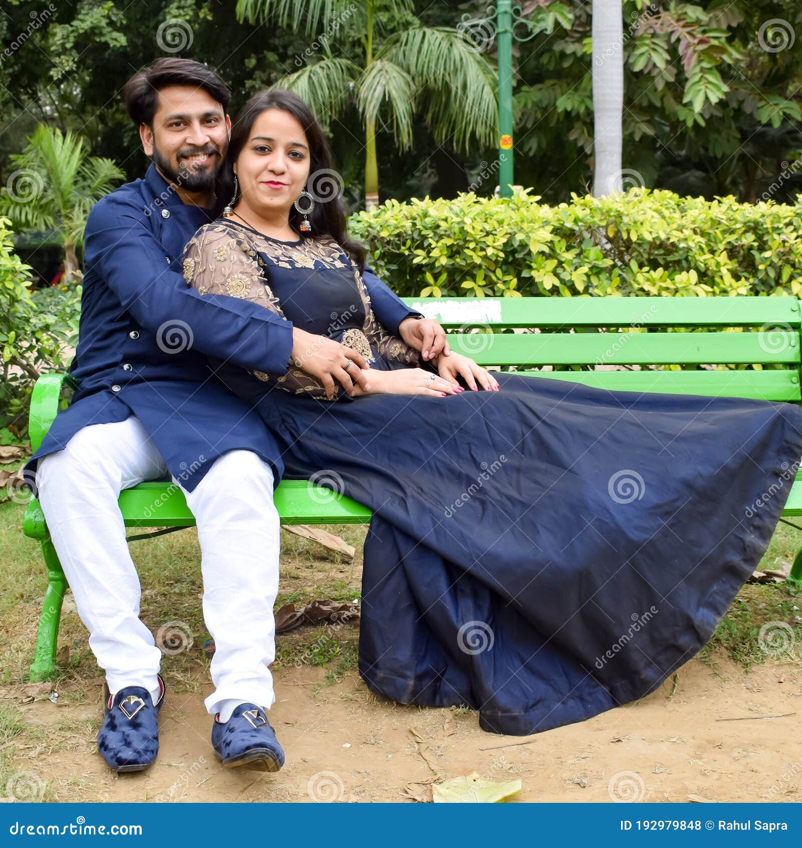 siting pose for pre wedding · Free Stock Photo