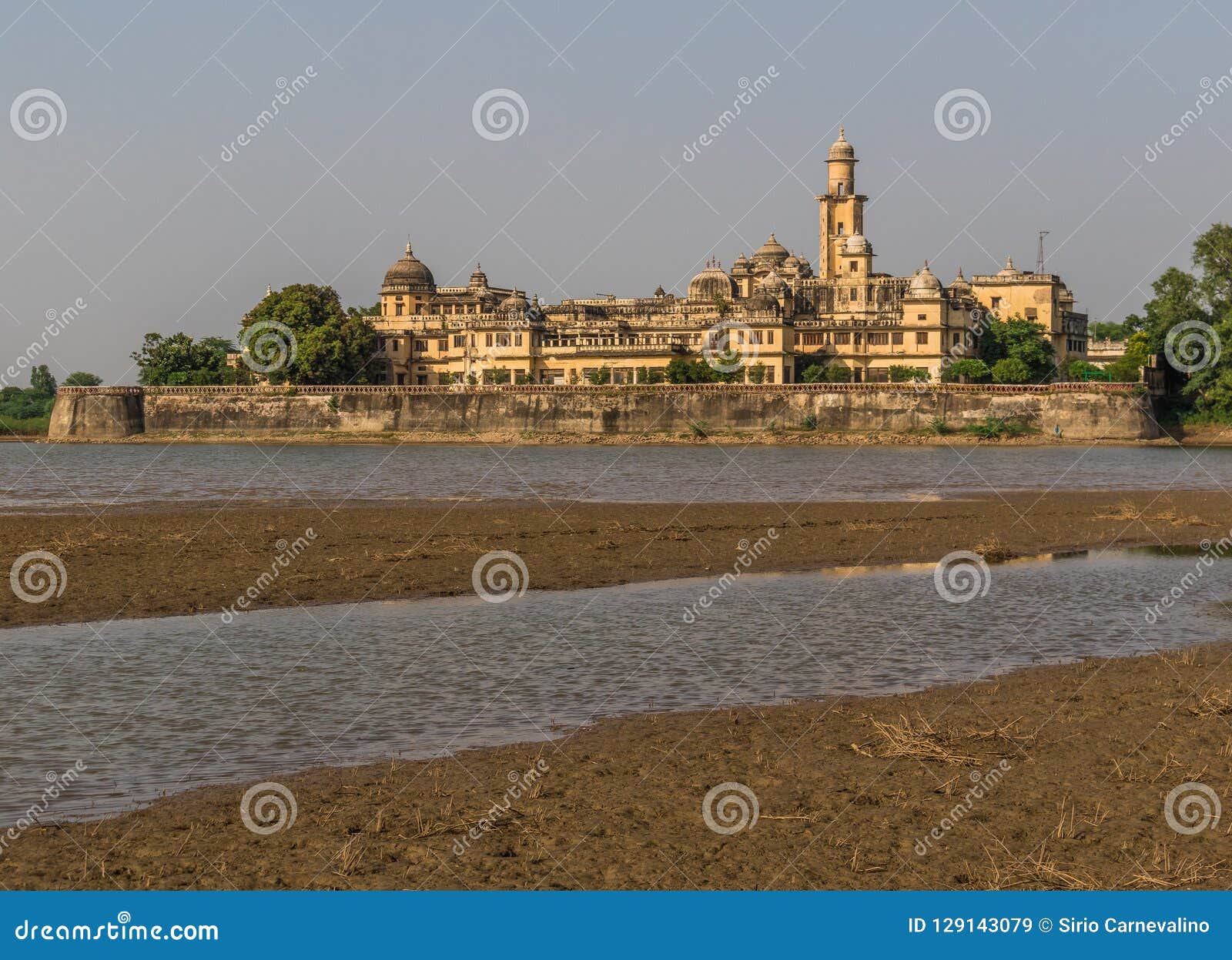 between new delhi and pakistan, a desertic region famous of its castles, its colorful people, and the sophisticated water wells