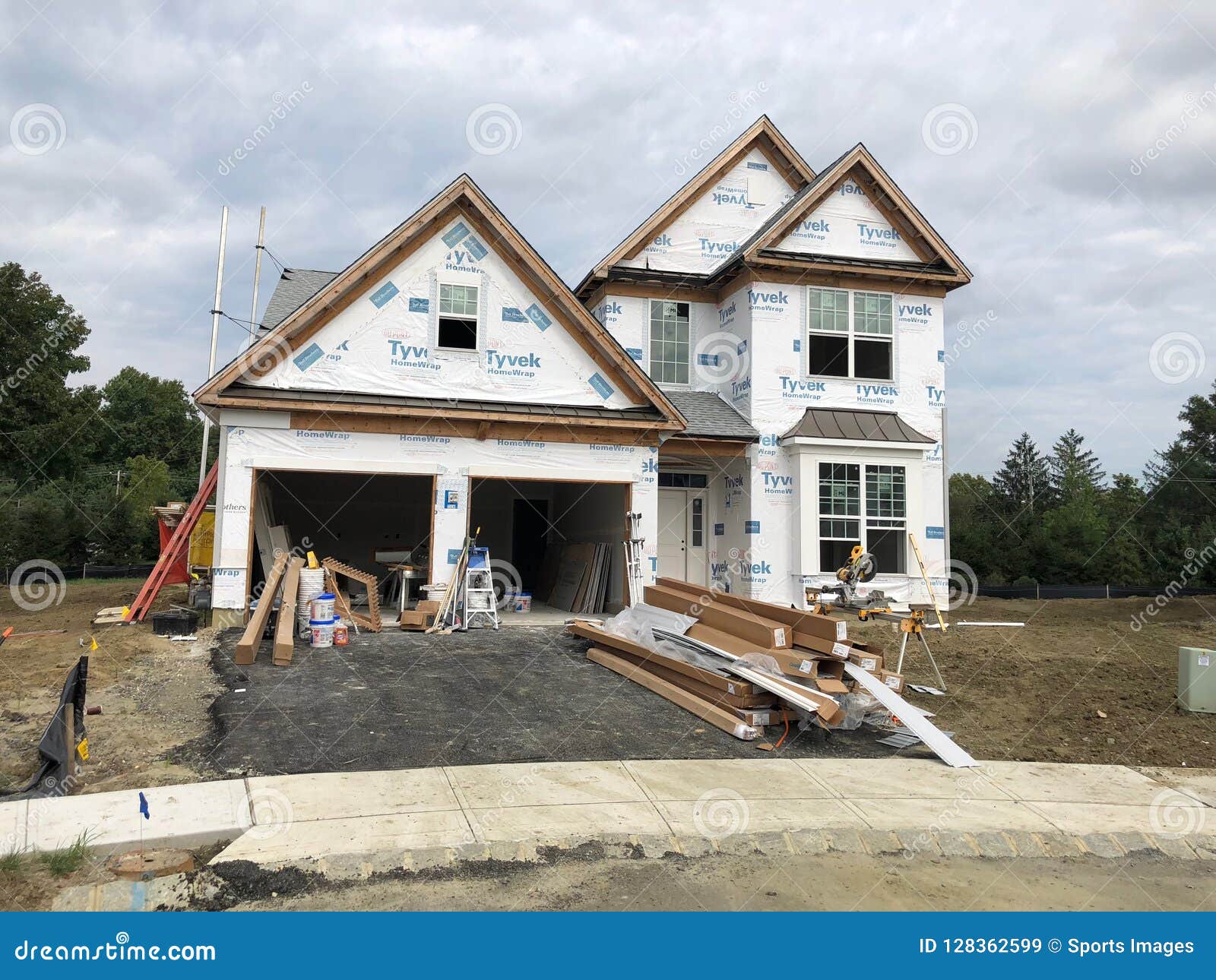 new-home-construction-being-built-new-jersey-new-construction-framing-being-assembled-crew-construction-company-128362599.jpg