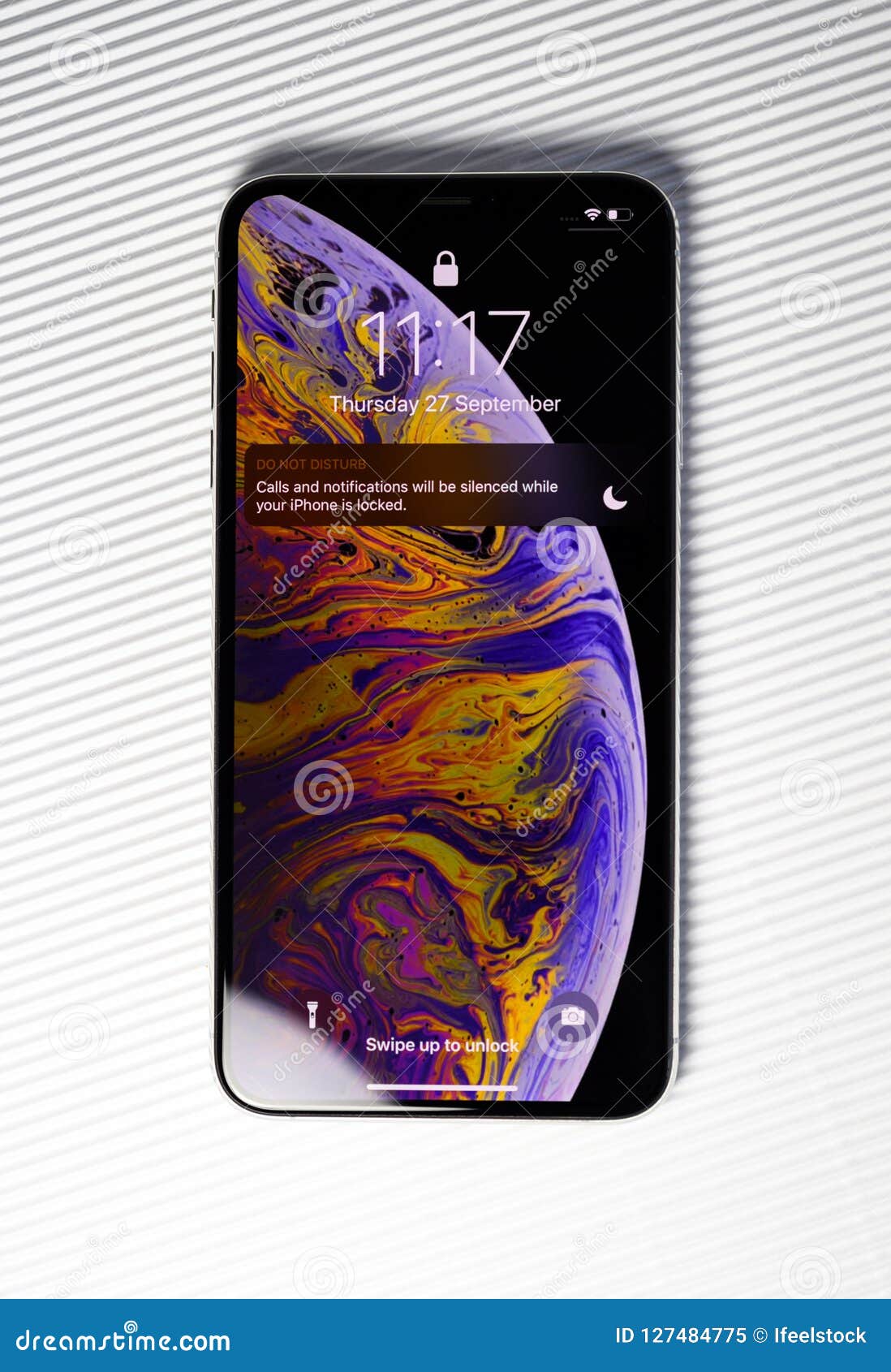 Trang trí màn hình khóa của iPhone XS của bạn với những hình ảnh đẹp mắt, giúp bạn có một trải nghiệm thú vị hơn khi sử dụng điện thoại. Hãy click vào hình ảnh để xem và lựa chọn những hình nền phù hợp với phong cách của bạn. 
