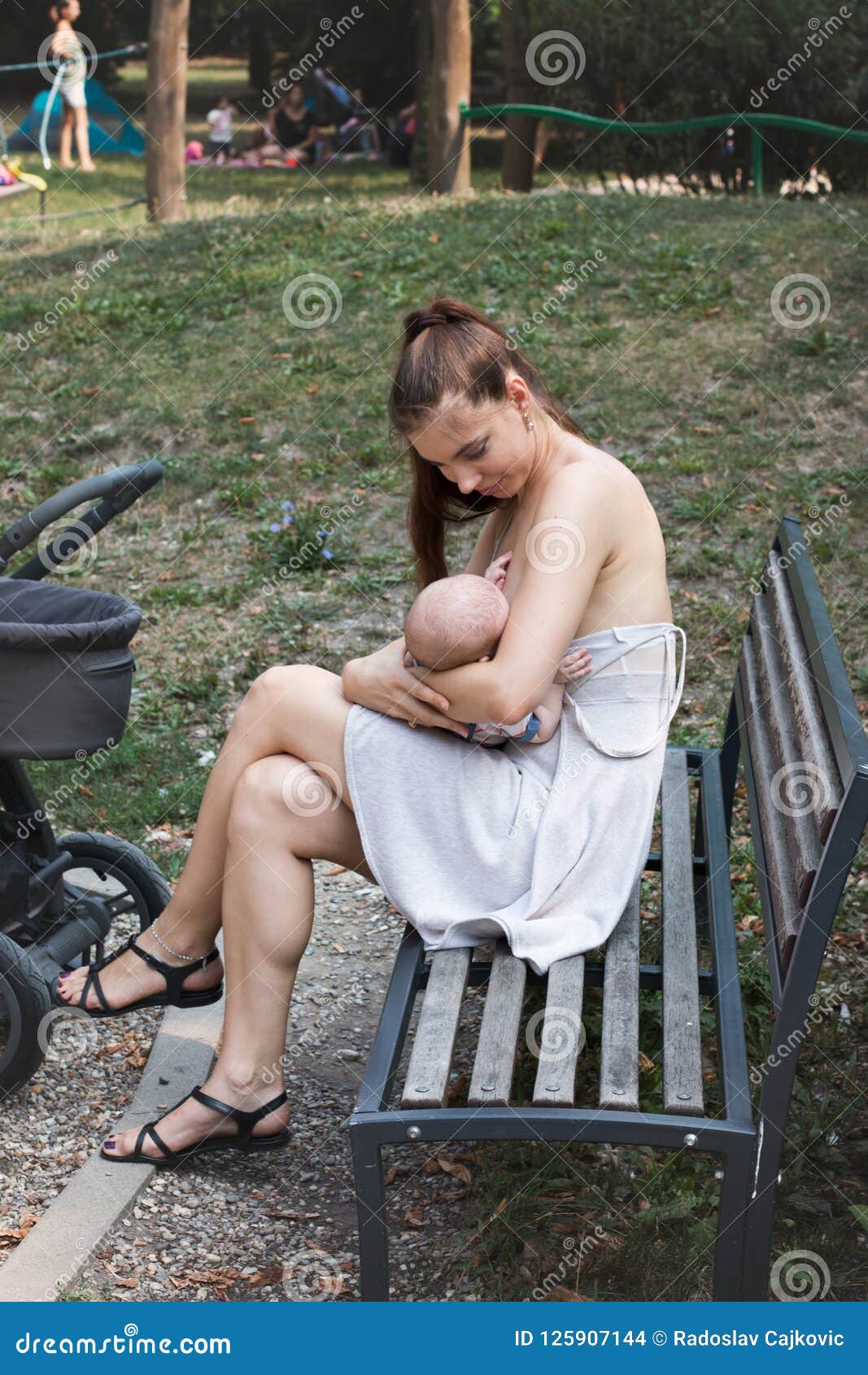 голые мамаши с колясками фото 24