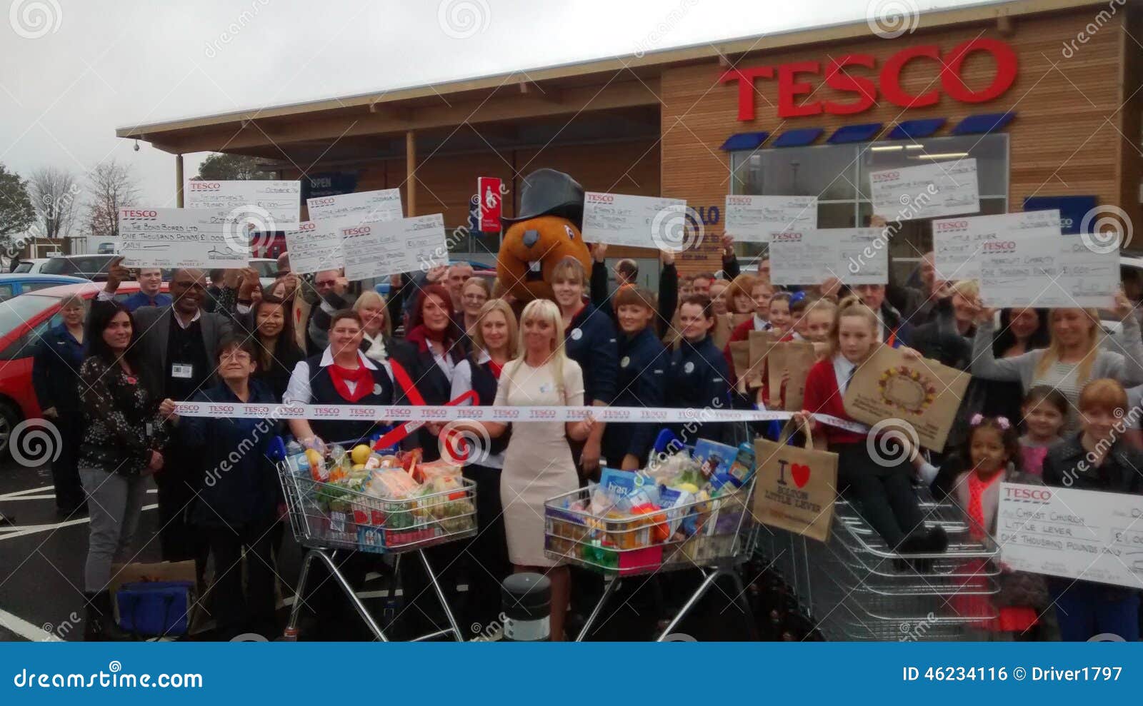 https://thumbs.dreamstime.com/z/new-tesco-store-little-lever-opened-store-manager-all-beneficiaries-holding-their-cheques-46234116.jpg