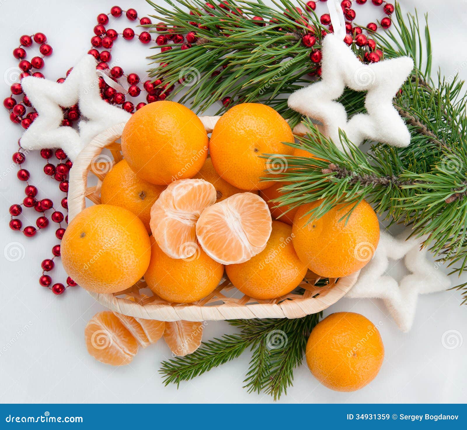 Мандарины оливье. Мандарины новый год. Новогодняя тарелка с мандаринами. Новогодний стол с мандаринами и Оливье. Мандарины на снегу.